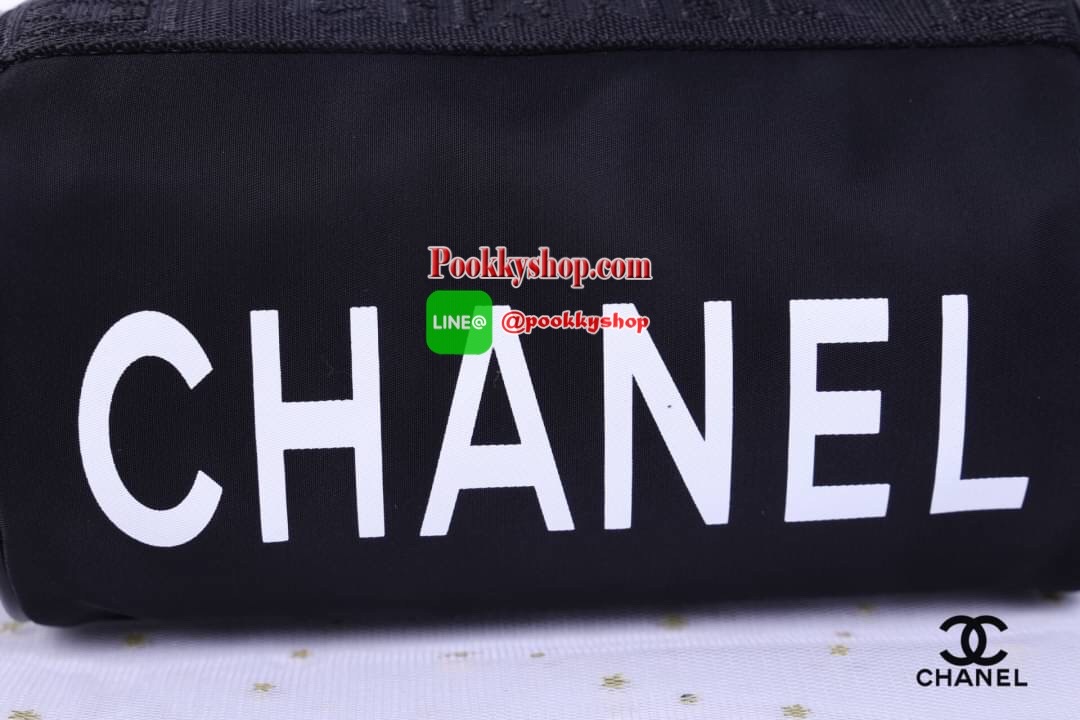 Chanel Black Sport Line Mini Duffle Bag กระเป๋าใช้ได้ 2 ด้าน วัสดุเป็นผ้าไนล่อน เปิด-ปิด แบบซิป ด้านนึงสกรีนโลโก้แบรนด์ อีกด้านสกรีนคำว่า Chanel มีป้าย not for sale เป็น makeup bag สายสะพายยาวสามารถปรับได้ ปรับเป็นสะพายไหล่ได้ ใส่ของได้เยอะ ใส่กระเป๋าสตาง