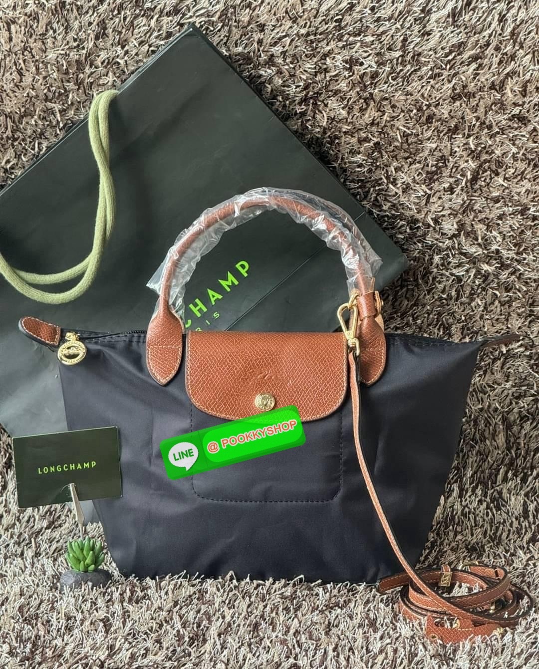 LONGCHAMP LE PLIAGE ORIGINAL S HANDBAG Crossbody Bag กระเป๋าสะพายไหล่ รุ่น Original มีเอกลักษณ์อันโดดเด่นของรุ่นไอคอนนิคของ Longchamp อย่าง Le Pliage (เลอ ปลิยาจ) โดย Longchamp ได้รับแรงบันดาลใจจากศิลปะการพับกระดาษแบบ Origami (โอริกามิ) ในการสรรค์สร้างกระ