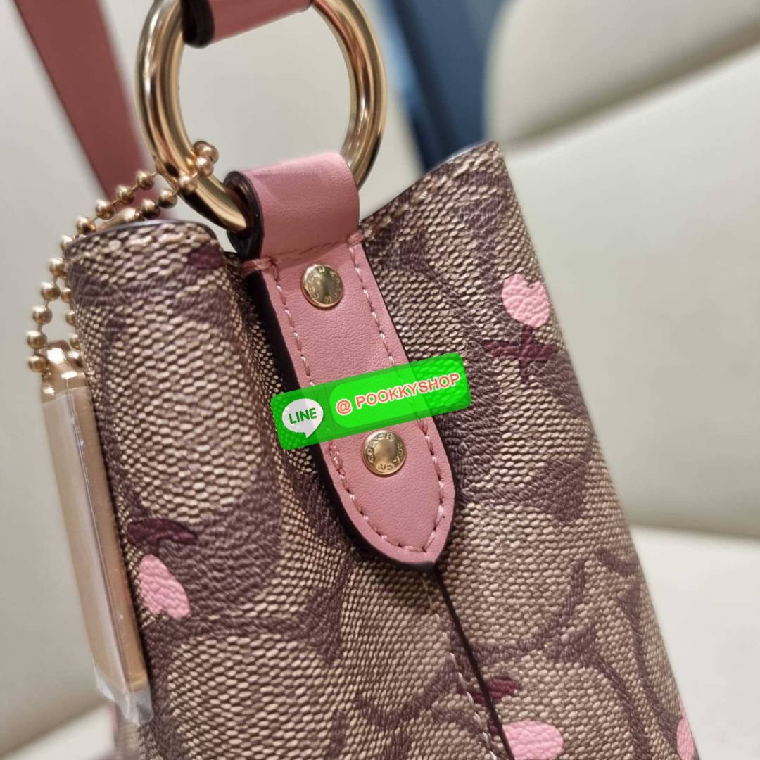 COACH C3238 SMALL TOWN BUCKET BAG IN SIGNATURE CANVAS WITH HEART FLORAL PRINT กระเป๋าบัคเก็ตน่ารักสดใส ลายพริ้นท์หัวใจเต็มใบ ดีไซน์ตัดกับสีกากีได้อย่างลงตัว วัสดุหนังแคนวาสเคลือบลาย ปากกระเป๋าเปิด-ปิดด้วยกระดุมแม่เหล็ก 2ฝั่ง มีหูจับในตัวและสายสะพายข้างมาใ
