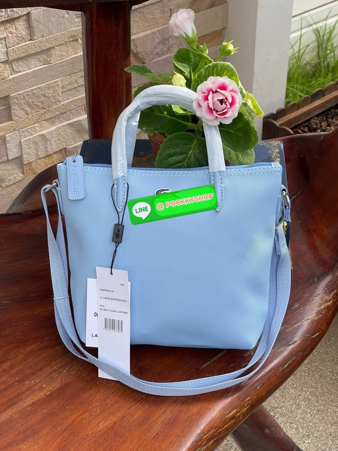 ลาคอส Women's L.12.12 Concept Petit Piqué Zip Tote กระเป๋าสะพายข้างทรง mini tote วัสดุ pvc100% เปิดปิดด้วยซิปเดียวด้านบนสะดวกใช้งาน ใส่มือถือได้ทุกรุ่น ด้านหน้ามีดีเทลโลโก้ปักดูโดดเด่น สายของกระเป๋ารุ่นนี้สามารถปรับความยาวได้ฟรีไซส์ เลือกสะพายได้ ไ