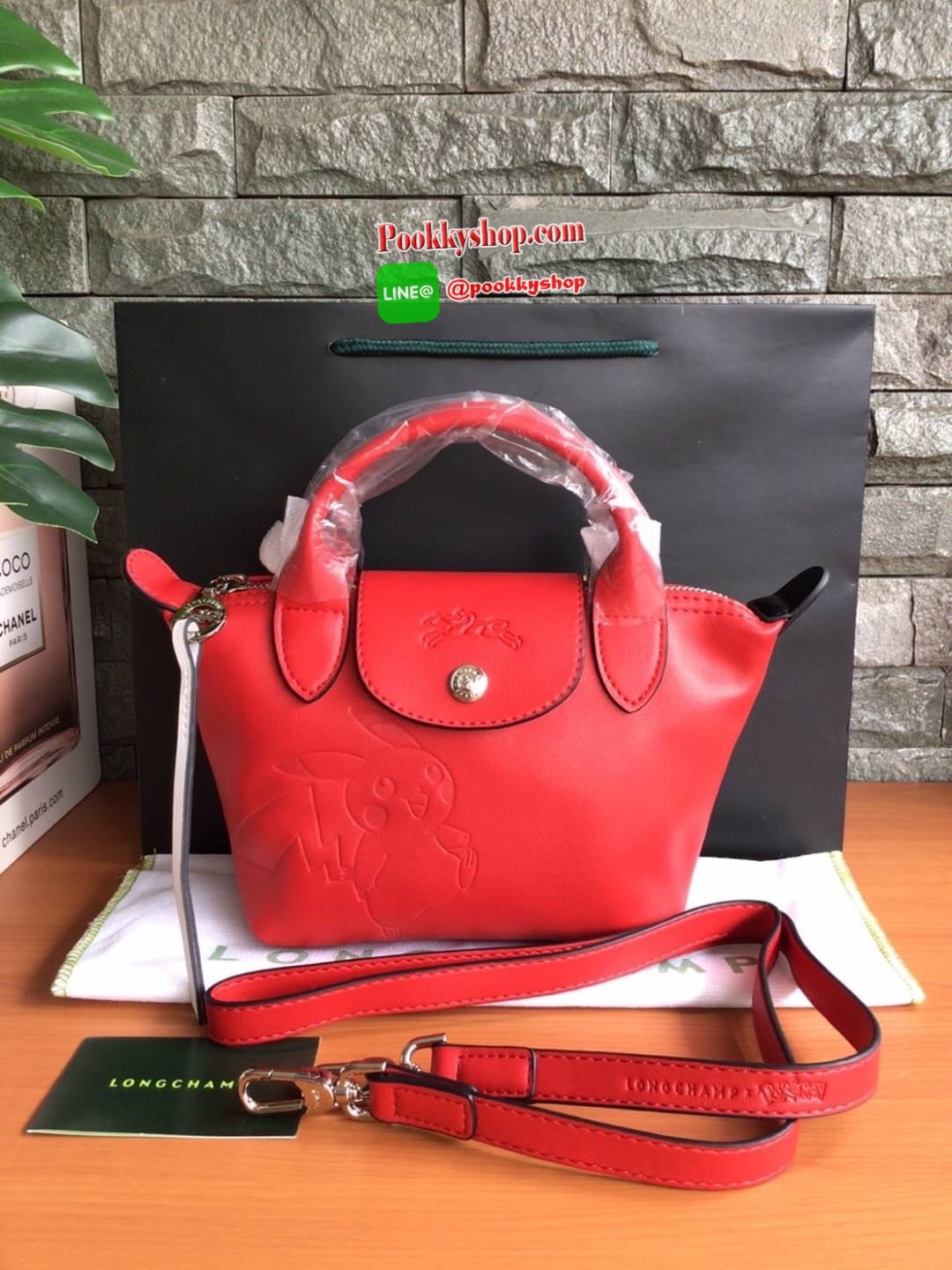 🚚 พร้อมส่ง 🚚 LONGCHAMP X POKE’MON TOP HANDLE BAG XS ขนาด มินิ รุ่น 1500 Collection LE PLIAGE CUIR Fall/ Winter เรียบหรูอย่างฝรั่งเศสกับความน่ารักคาวาอิแบบญี่ปุ่นมาผสม ซึ่งจะเป็นการนำเอาลวดลายพิคาชูมารังสรรค์ลงในกระเป๋าสุดคลาสสิกของแบรนด์ ก