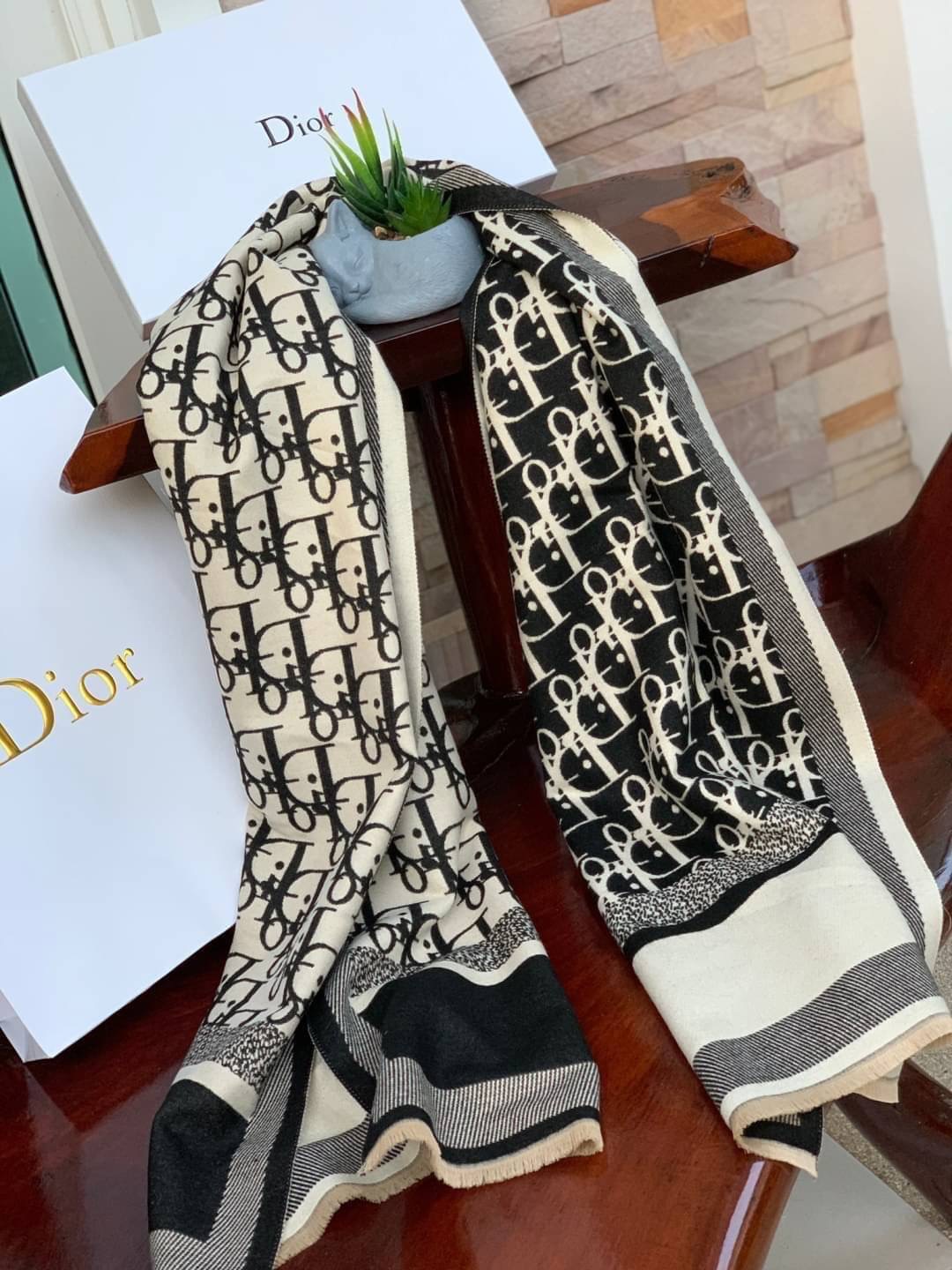 CHRISTIEN DIOR PARIS VINTAGE SILK SCARF สุดเอ็คเซ็คคลูทีฟกับแบรนด์ดังจากปารีส ด้วยงานพรีเมี่ยมกิ้ฟ ส่งมอบความรู้สึกดีๆให้กับคนที่คุณรัก ในรูปแบบผ้าพันคอและผ้าคุมไหล่ผืนใหญ่ให้ความอบอุ่น ถักทอด้วยผ้าcashmereลายวินเทจ มาพร้อมกล่องแบรนด์และถุงกระดาษกลายเป็นข