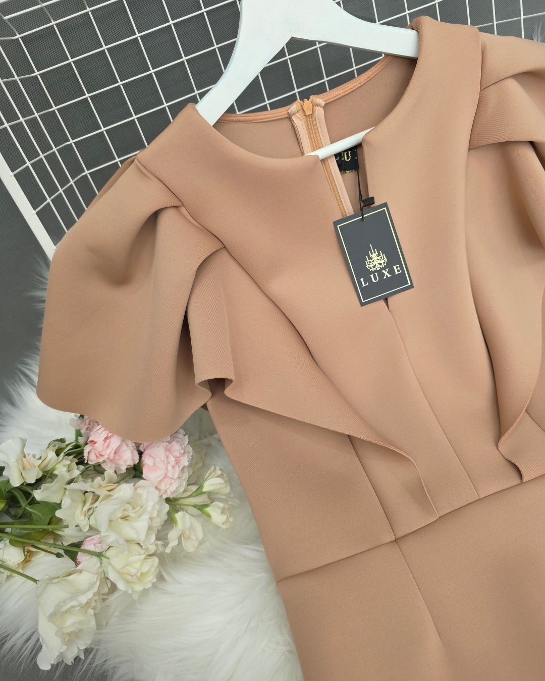 เดรสแฟชั่น เดรสเสื้อคอกลมผ่าหน้า แขนระบาย กระโปรงทรงสอบ