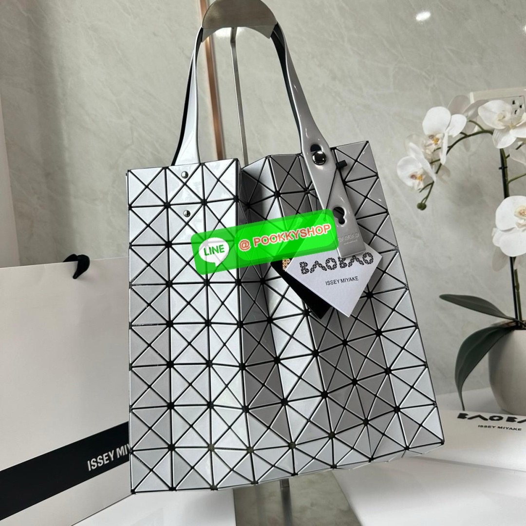 BAO BAO PRISM PLUS Handbag (Large) 🔖กระเป๋าถือจากแบรนด์ BAO BAO ISSEY MIYAKE ดีไซน์คลาสสิกทรงสี่เหลี่ยม มาพร้อมลวดลายสามเหลี่ยมที่มีมิติ 🔖วัสดุ: โพลีเอสเตอร์ ผสมหนัง 🔖 ปากกระเป๋าเปิด ซับในเป็นไนลอน มีช่องกระเป๋าด้านในและหูหิ้วกระเป