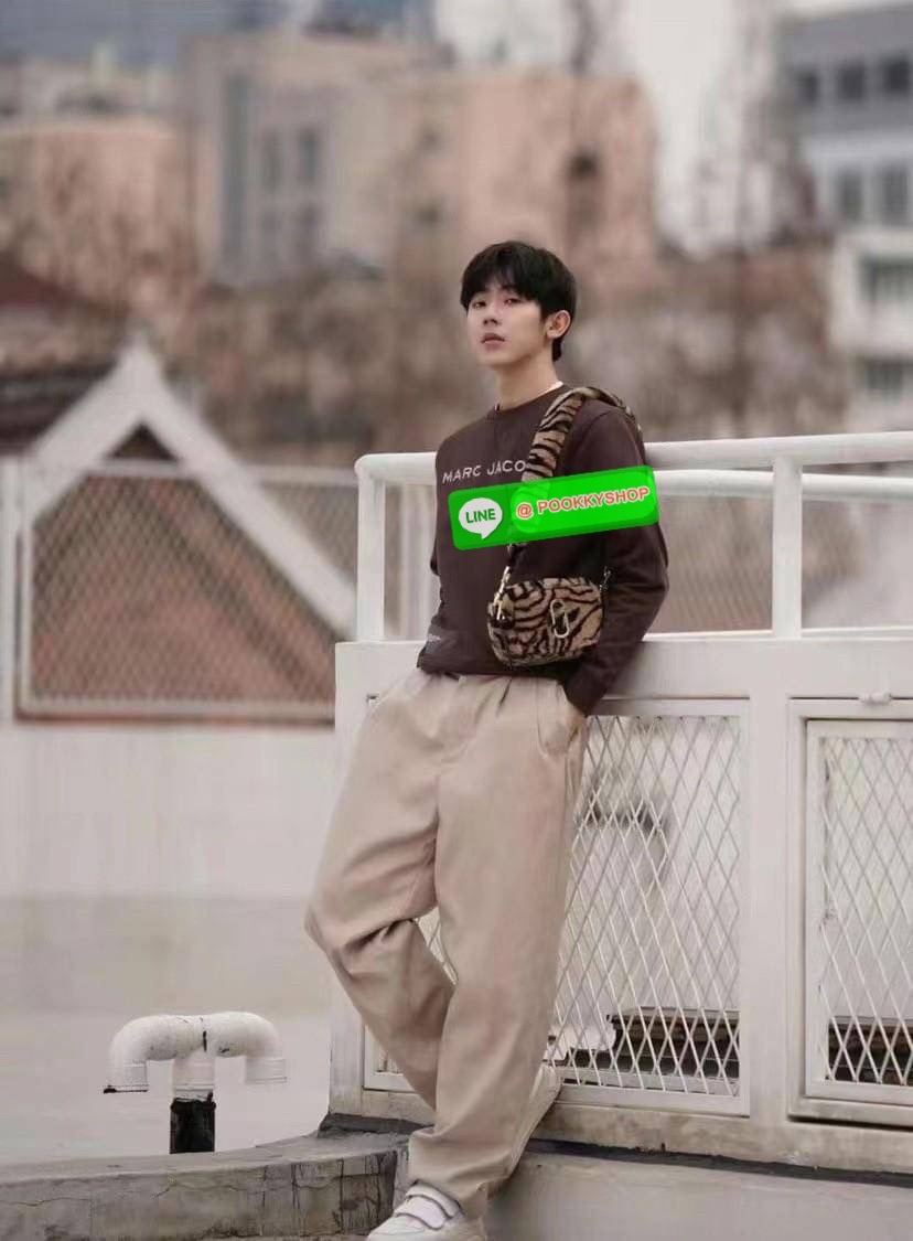 March Jacop The Snapshot Tiger Stripe Plush Bag เสือต้องมานะแม่ปีนี้ เฮงๆรับปีเสือด้วยกระเป๋าลายเสือจากแบรนด์ March Jacop กันค่า เป็นกระเป๋าถือหรือสะพายข้างขนฟูๆนุ่ม วัสดุผ้าขนสัตว์ Polyester ด้านหน้าประดับด้วยโลโก้ J อันเป็นสัญลักษณ์ของแบรนด์ อะไหล่ทองหร