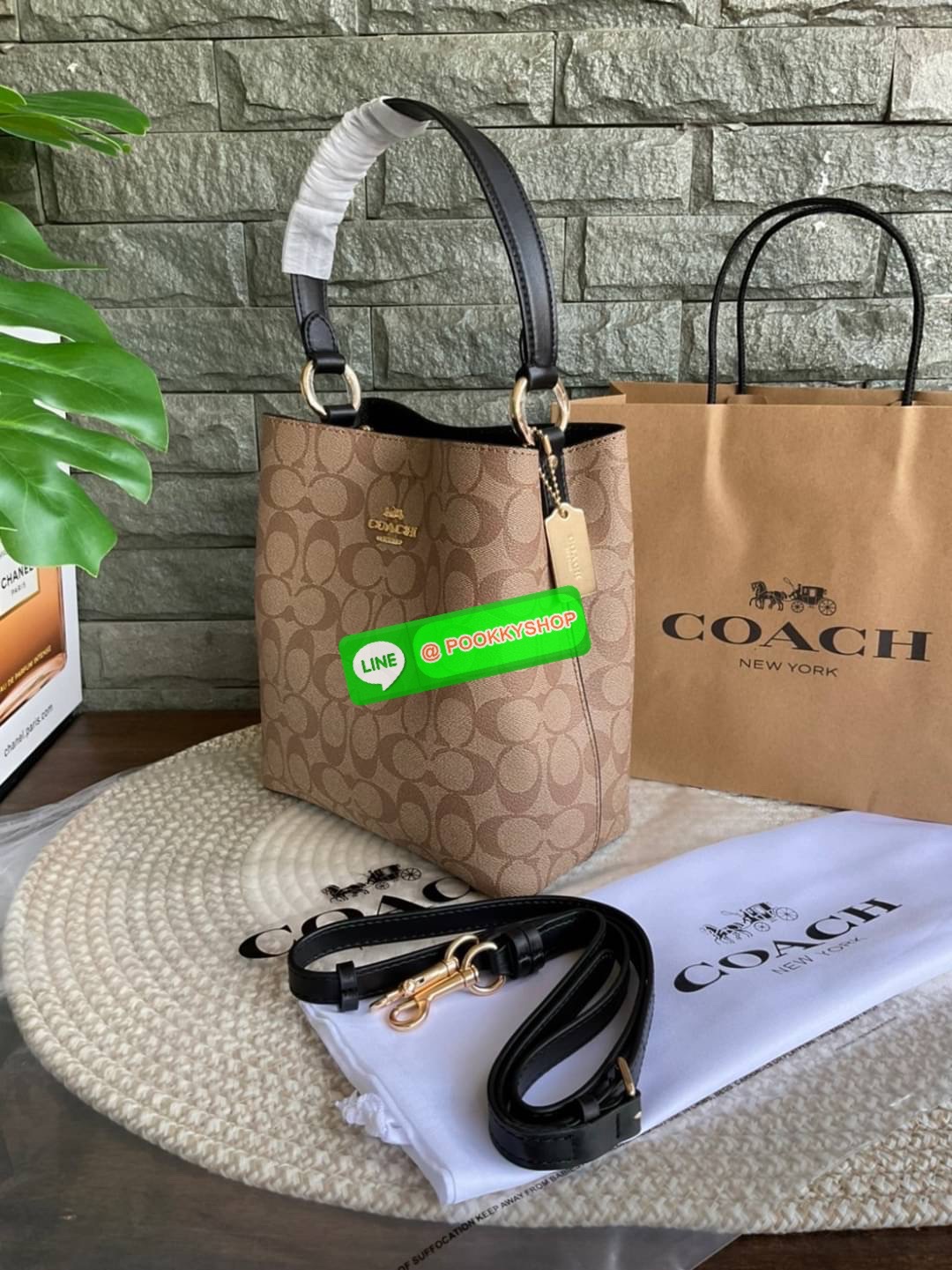 COACH SMALL TOWN BUCKET BAG IN SIGNATURE CANVAS รุ่น 2312 Collection บักเก็ตคลาสสิค รุ่นยอดนิยม กำลังมาแรงมากๆ กระเป๋าสะพายไหล่ และ Cross Body วัสดุหนังแคนวาสอย่างดี มาพร้อมสายสะพายสะพายไหล่ถอดออกไม่ได้ / สายสะพายยาว สายถอดออกได้ มี 3 ช่องใช้งาน