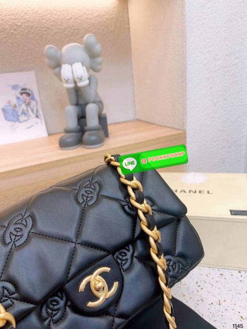 Chanel Flap Bag กระเป๋าสะพายทรงคลาสสิกดีไซส์เป็นเอกลักษณ์ที่ ปั้มโลโก้แบรนด์ที่ตัวกระเป๋า สวยเด่นชัด มาพร้อมสายสะพายโซ่สลับหนังเส้นใหญ่ ทนทาน ดูแพง ชวนสะสม ตอบโจทย์ได้ดีกับทุกสไตล์