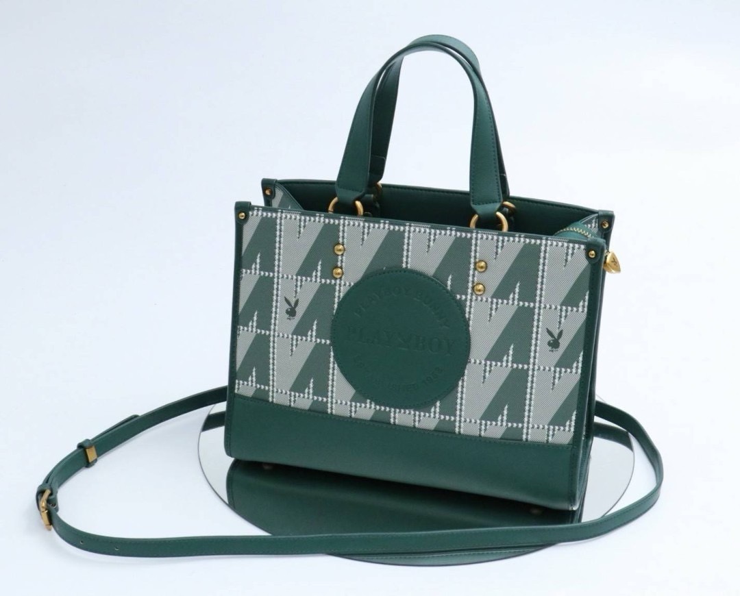 กระเป๋าถือ กระเป๋าสะพาย Playboy (rabbit)(paw prints) งานเนี๊ยบสวย ด้านในมี3ช่องการใช้งาน วัสดุ แคนวาสเกรด+++