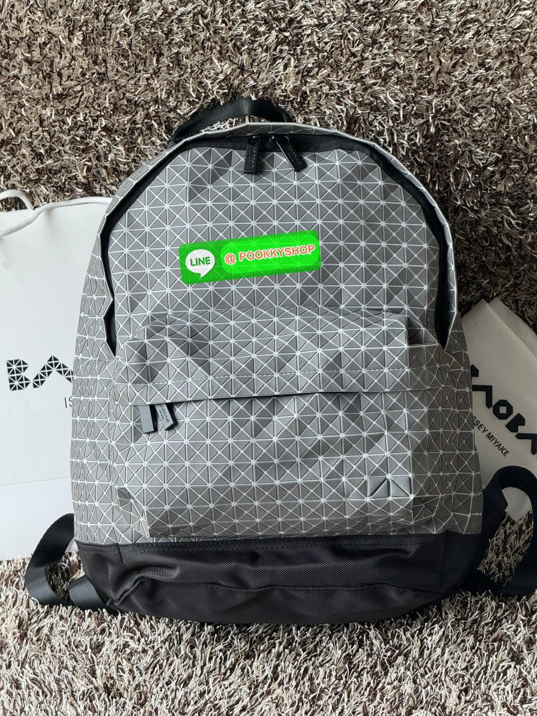 Bao Bao Issey Miyake Daypack geometric backpack กระเป๋าเป้ทรงคลาสสิก รองรับน้ำหนักได้ดี เหมาะกับการเดินทาง เป้สะพายหลังรุ่น Daypack One-Tone Backpack มาในรูปทรงกระเป๋าเป้สุดคลาสสิก โดดเด่นด้วยการออกแบบที่เป็นเอกลักษณ์ วัสดุสามเหลี่ยมขนาดเล็กพิเศษ ได้กลิ่น