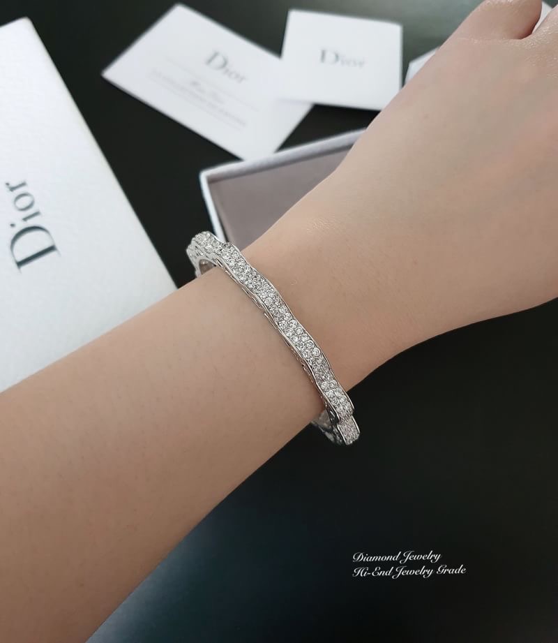 New Arrival !!!! Diamond Bangle กำไลเพชรรอบวงงานสวยมากกกกกทุกแบบค่ะ **เพชร CZ แท้** งานฝังเป๊ะมากกกกกกก หายากคะ ตัวเรือนมีน้ำหนักแต่ไม่หนักมากนะคะ ห้ามพลาดเลยสาวๆ ใส่ออกมาสวยแน่นอนคอนเฟิมคะ ใส่ออกมาสวยมว้ากกกกกกๆๆๆๆๆๆ เลอค่ามากๆค่ะ