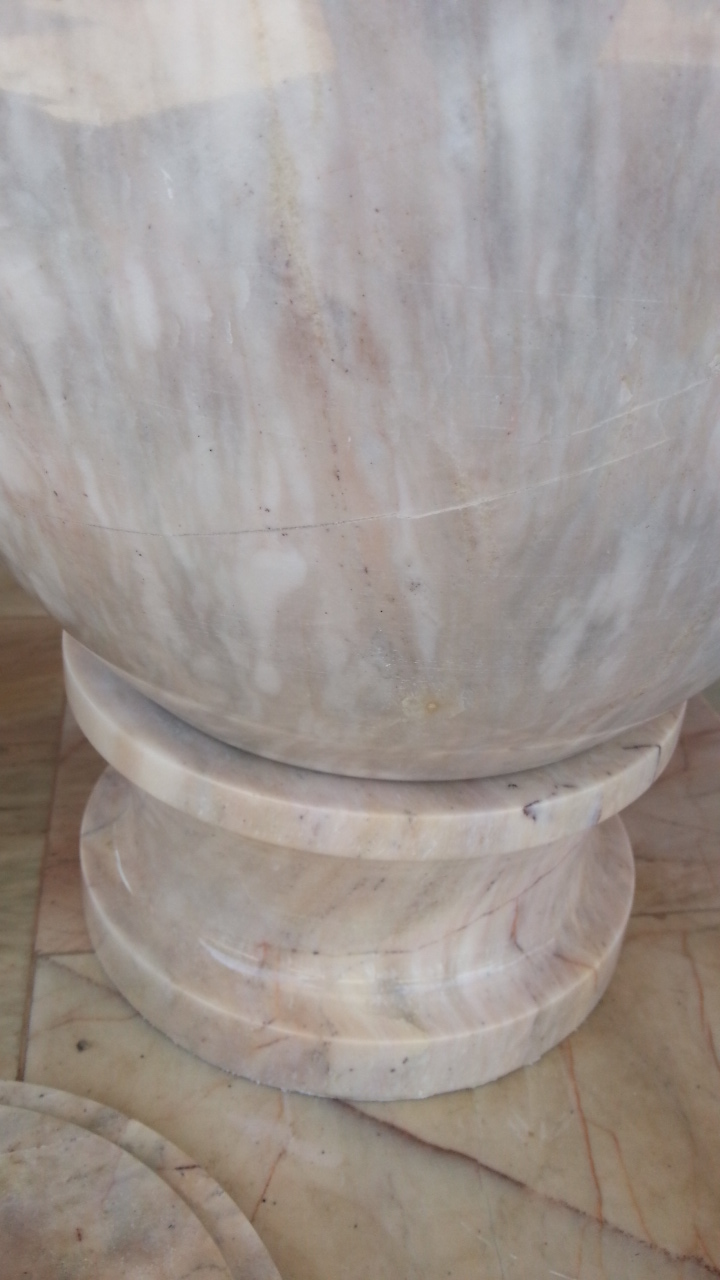 โอ่งหินอ่อน ขนาดสูง 40 เซนติเมตร กว้าง 25 เซนติเมตร