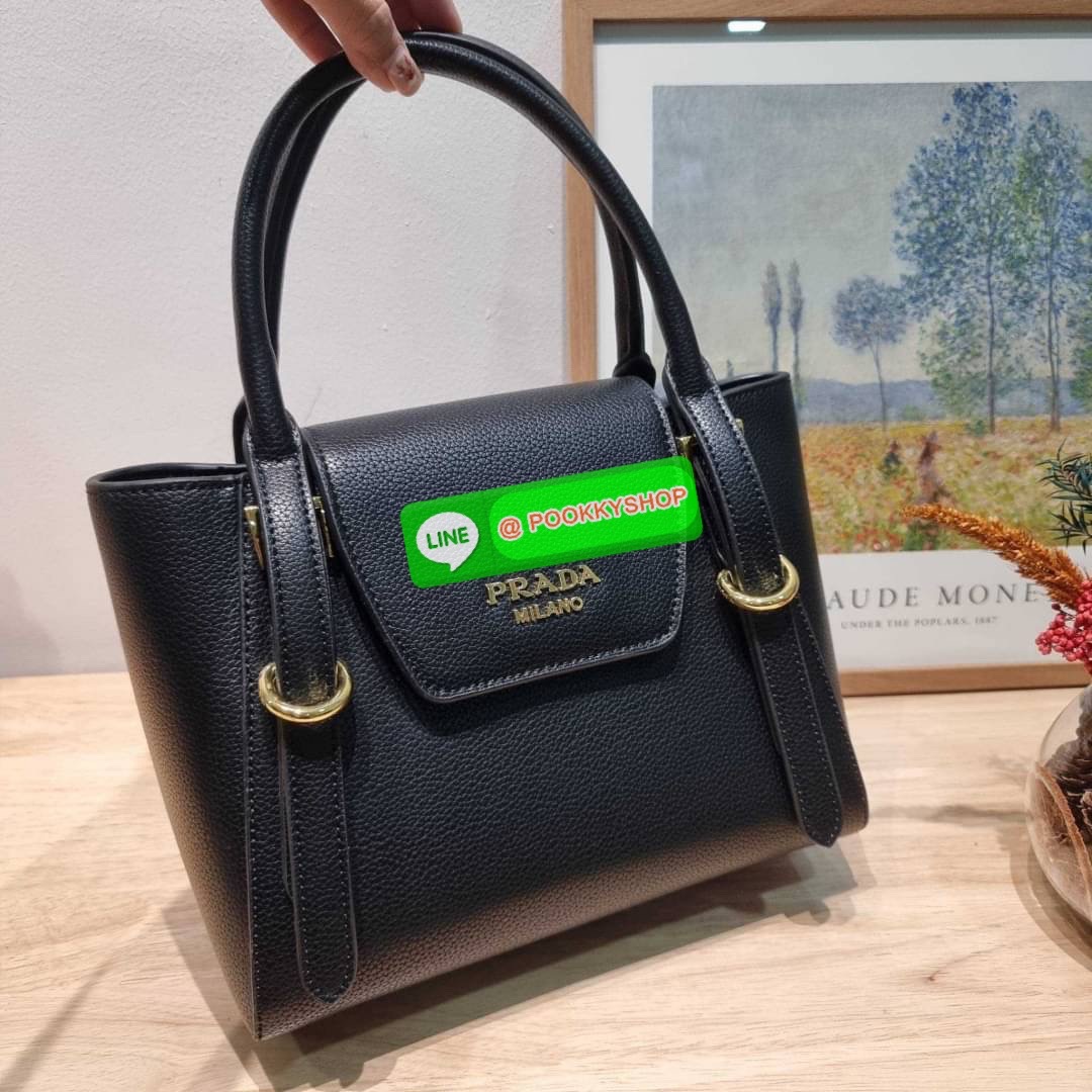 Hot item Prada leather bag กระเป๋าถือ/สะพายล่าสุด จากเคาน์เตอร์ dutyfree ที่ดีไซน์เรียบหรู หนังวัวฟอกสี สวยคมชัด เต็มไปด้วยดีเทลน่าใช้ สายคล้องไหล่ที่สามารถถอดออกได้ เพื่อใช้สายยาวสะพายข้างเส้นเดียว หรือจะใส่ไว้ทั้งคู่ก็อัพเกรดลุคดูแพงได้ ปากกระเป๋ามีฝากร