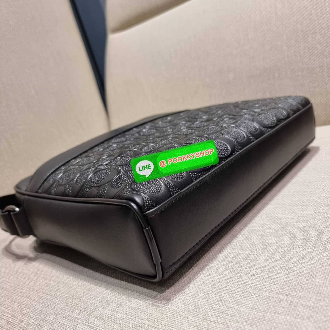 COACH F28455 CHARLES CAMERA BAG IN SIGNATURE LEATHER รุ่นสุดฮิตที่หนุ่มๆเค้ารู้กัน กับกระเป๋าสะพายข้างทรงแมสเซนเจอร์ ที่อัพเลเวลความหรูด้ายลายปั๊มซิกเนเจอร์นูน บนวัสดุหนัง crossgrain ตัดสลับด้วยหนังแท้ สัมผัสดีทั้งใบ มีช่องซิปให้ด้านหน้า และช่องย่อยด้านหล