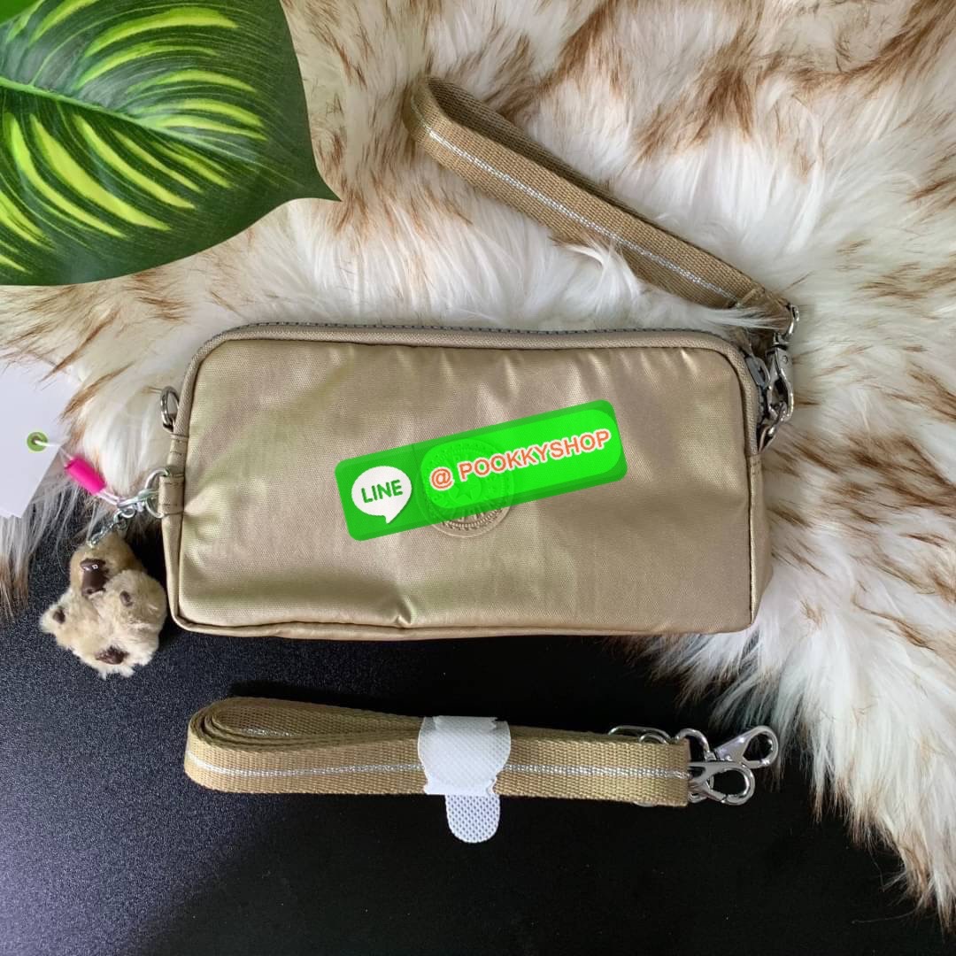KIPLING 3 Monkey program Seoul up clutch & sling bag กระเป๋าคล้องมือ หรือ สะพายข้าง ขนาดเล็ก วัสดุ Nylon & Polyester 100% ใช้งานได้ 2 รูปแบบ มีสายสลับเปลี่ยนได้ทั้งแบบคล้องมือหรือสะพายข้าง เปิด-ปิดด้วยซิป ช่องหลักโล่ง มีช่องใส่บัตรด้านข้าง 6 ช่อง และช่องด