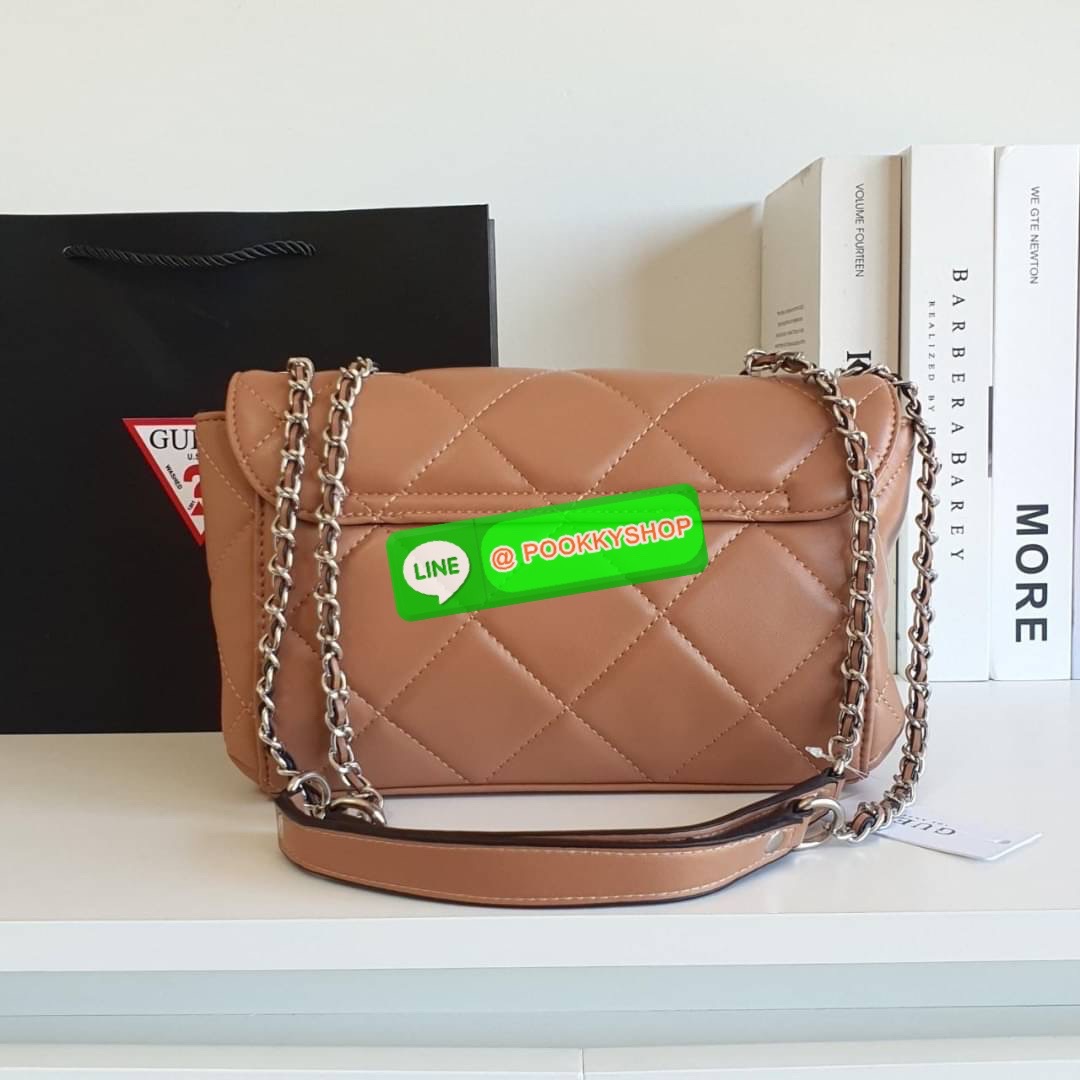 รุ่นใหม่ล่าสุด!! GUESS CESSILY CONVERTIBLE CROSSBODY BAG กระเป๋าสะพายข้าง รูปทรงสวย หนังนิ่มมือมากกก ตกแต่งด้วยโลโก้แบรนด์ด้านหน้า ด้านในเปิดปิดด้วยกระดุมแม่เหล็ก มีช่องซิปแยก+ช่องใส่บัตรฝั่งตรงข้ามอีกช่อง สามารถใส่กระเป๋าสตางค์ยาว โทรศัพท์ได้ทุกรุ่น มาพร