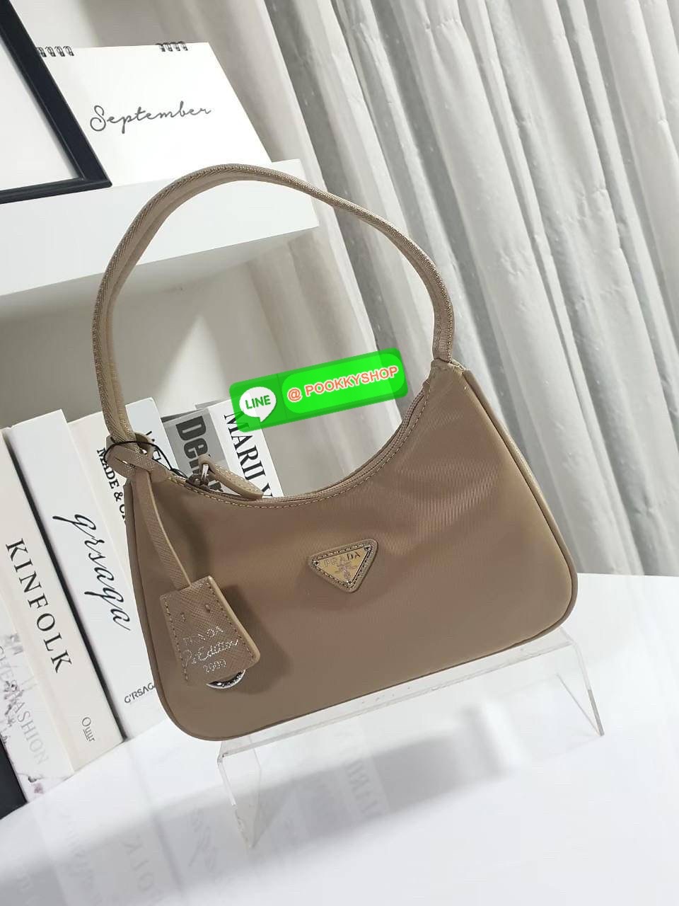 รุ่นใหม่แนะนำ!! รุ่นขายดีในตำนานค่ะ กับงานพรีเมี่ยมกิ้ฟท์ PRADA NYLON HANDBAGS ขนาดกะทัดรัด #อะไหล่เงิน วัสดุทำจากผ้าNylon อย่างหนา อยู่ทรง กันน้ำได้ หายห่วงคะ ด้านหน้ามีโลโก้แบรนด์ เปิดปิดด้วยซิป มาพร้อมสายผ้า ไม่สามารถถอดได้ ภายในบุผ้าลายPrada และป้ายโล