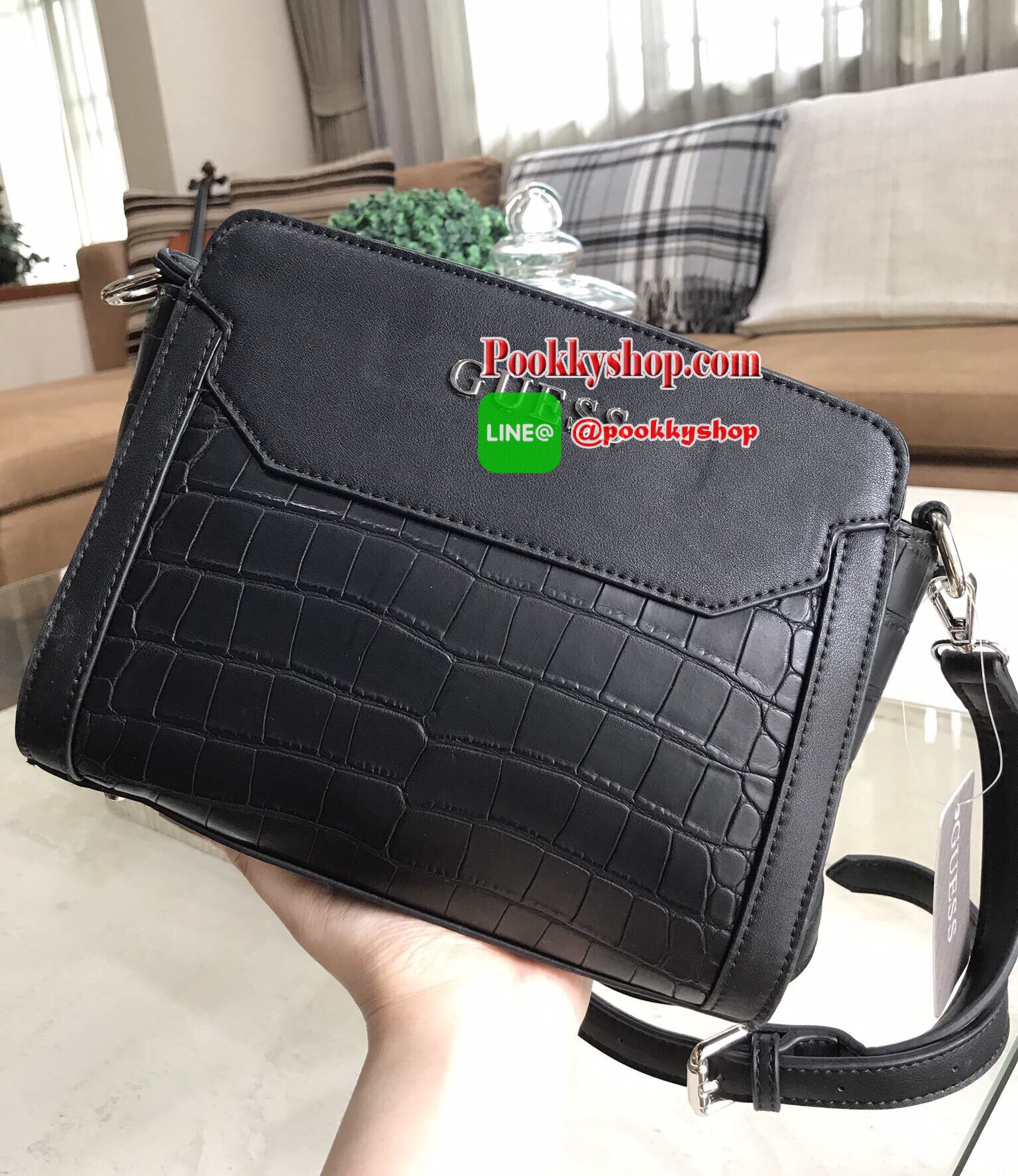 Don't Miss! GUESS CROC SHOULDER BAG 2017 กระเป๋าสะพายรุ่นใหม่ล่าสุดจาก GUESS มาในทรงสุดฮิตขนาดกำลังดีหนังลาย Croc สวยหรูอยู่ทรงแข็ง ด้านหน้าประดับโลโก้แบรนด์โดดเด่น เปิดปิดด้วยซิปสะดวกใช้ ภายในมีโลโก้และช่องใส่มือถือ ซับในพิมพ์โลโก้แบร์นสวยดูดี มาพร้