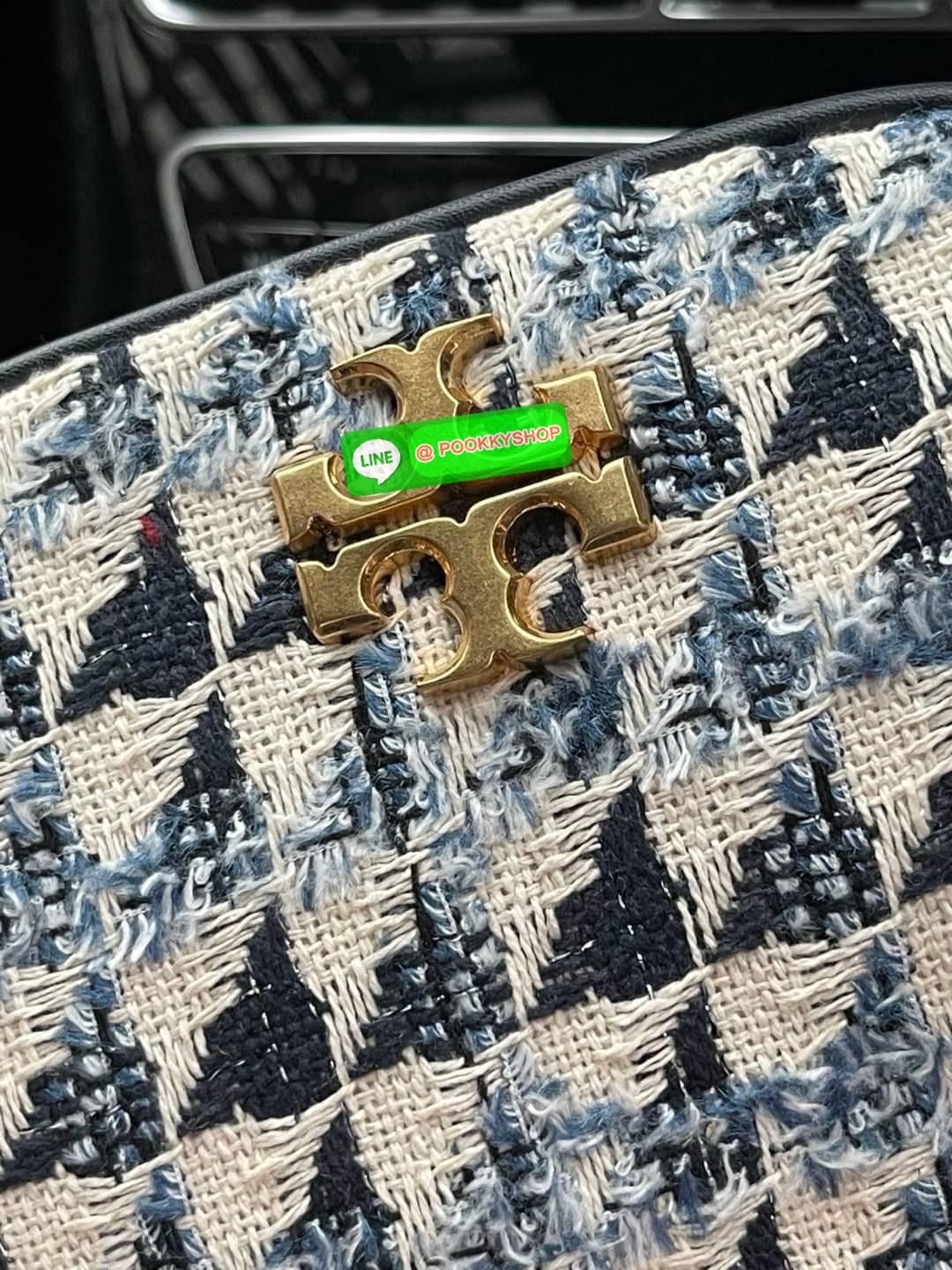 Tory burch kira chevron tweed small camera bag สาว ๆ ลุคคุณหนูไม่ควรพลาด Collection นี้เลยนะคะ เพราะ Kira Chevron เป็นรุ่นที่ตอบโจทย์และครองใจสาว ๆ ได้อย่างแท้จริง ลวดลายบนกระเป๋าแบบกราฟฟิคมีเท็กเจอร์ ทำให้กระเป๋าดูมีราคามากยิ่งขึ้น มาพร้อมกับโลโก้ Double