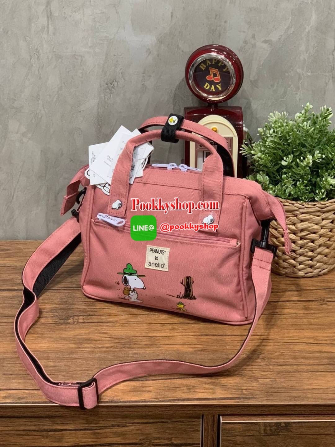 Anello X Peanuts 2 ways Boston regular size(Os-S044) ได้ Collaboration หรือเป็นการร่วมงานกับตัวการ์ตูนสุดคลาสสิคอย่าง Peanuts มานำเสนอโดยเอาคาแลคเตอร์ ในการใช้ชีวิตประจำวัน ที่เหมาะสม มาวางบนตัวกระเป๋า กระเป๋า anello (อเนลโล่) กระเป๋าเป้แบรนด์ของญี่ปุ่น ท