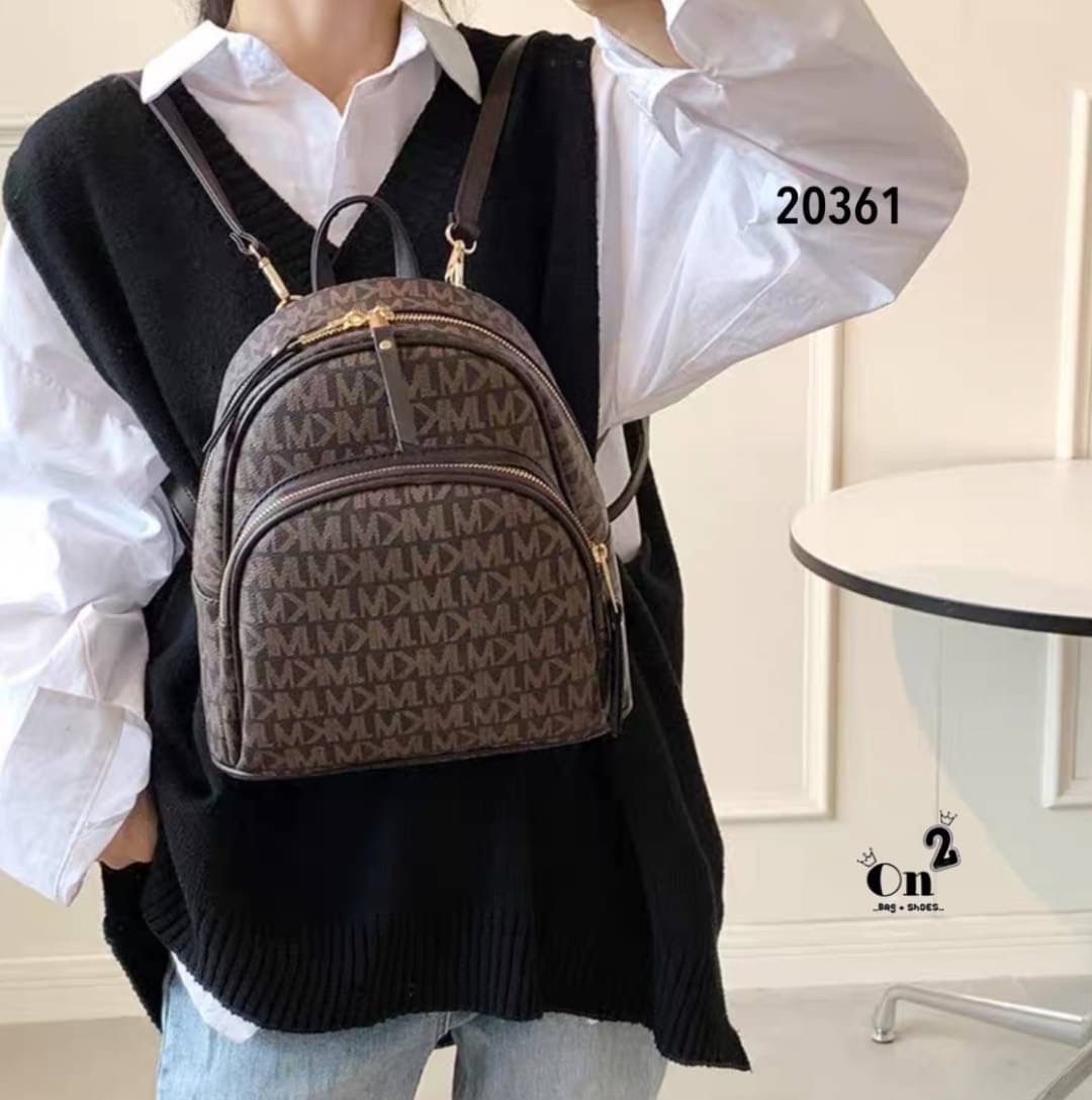 กระเป๋าสะพายเป้แฟชั่นมาใหม่ งานสไตล์แบรนด์ งานซิปมี 2 ช่องใช้งาน ขนาดกำลังดีน่าใช้มากค่ะ พร้อมส่งค่า