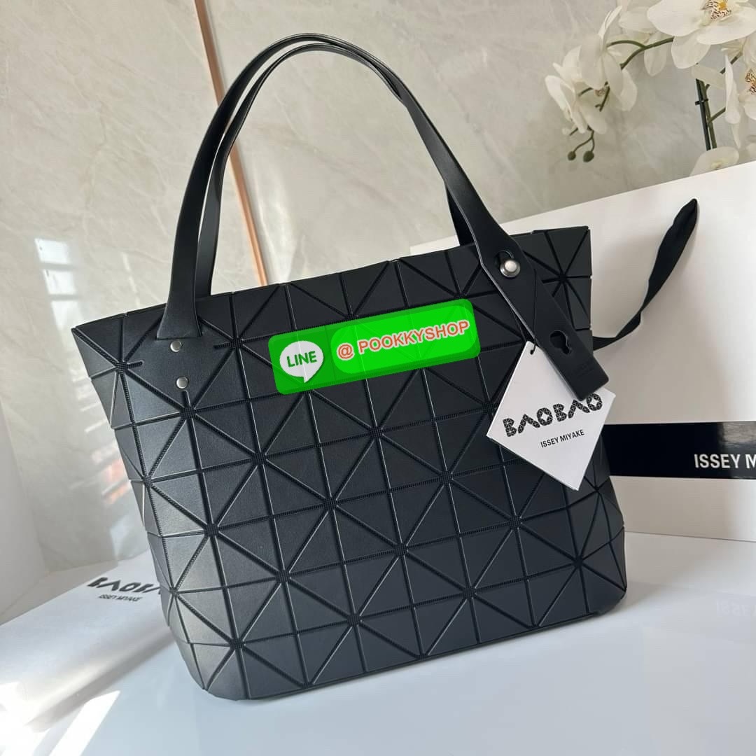 Bao bao Issey Miyake Rock Matte กระเป๋า Bao Bao ซีรีส์นี้จะเป็นทรงสี่เหลี่ยมผืนผ้าและทรงสี่เหลี่ยมจัตุรัส น้ำหนักเบา มีซิปปิดด้านบน ถือเป็นรุ่นที่เหมาะกับการใช้งานในชีวิตประจำวัน สามารถพับมุมและบริเวณด้านล่างของกระเป๋าเพื่อเพิ่มความสะดวกสบายในการใช้งาน ทั