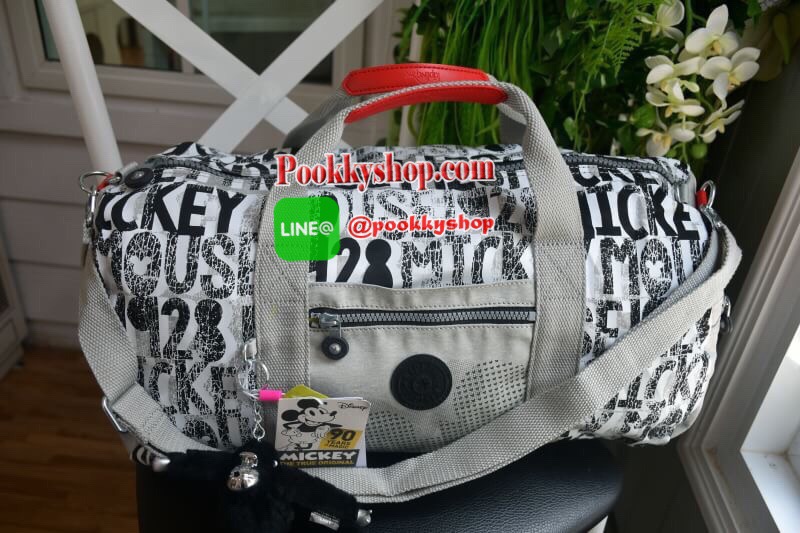 Kipling Disney's 90 Years Of Mickey Mouse Duffel Bag (TAGALONG) กระเป๋าถือใบใหญ่ ด้านหน้าและด้านข้างมีช่องซิปใส่ของจุกจิก เปิดปิดด้วยซิปเดียวด้านบน ใบใหญ่ ใส่เสื้อผ้าออกทริป เล่นกีฬาได้หลายชุด มาพร้อมสายสะพาย ใบเดียวทั้งเที่ยว ทั้งเล่นกีฬา ห้ามพลาดนะ