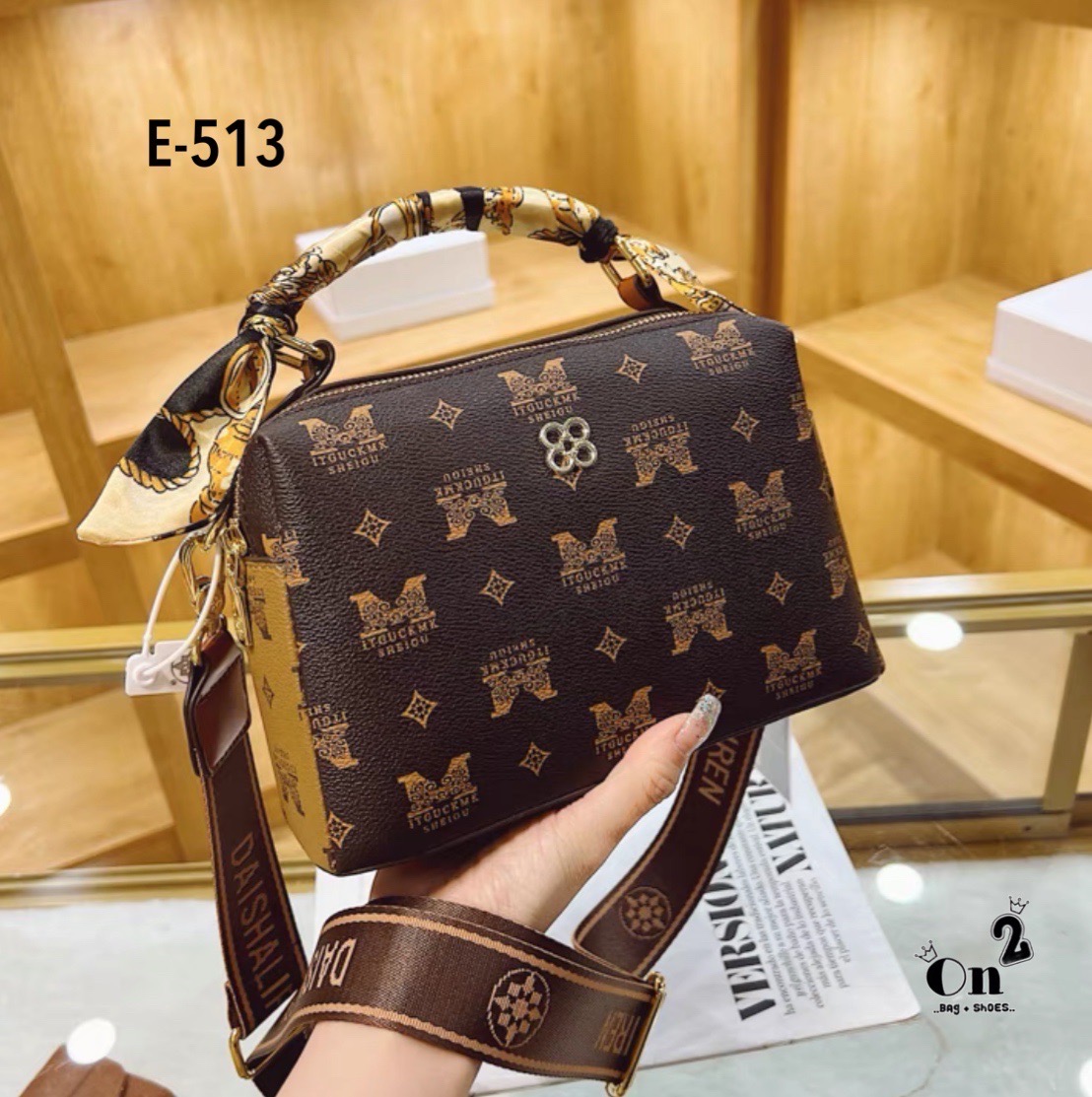 NEW-IN💘ใบนี้คือน่าร้ากก สไตล์แบรนด์😚 งานคุณภาพค่ะ ดีไซน์เกร๋ไม่เบา หูโค้งอยู่ทรงสวยค่า👏🏼เห็นปุ๊บคือชอบปั๊บบ งานดีมากก เป็นทรงหมอน จุได้เยอะ(ใส่มือถือได้) มาพร้อมสายยาว