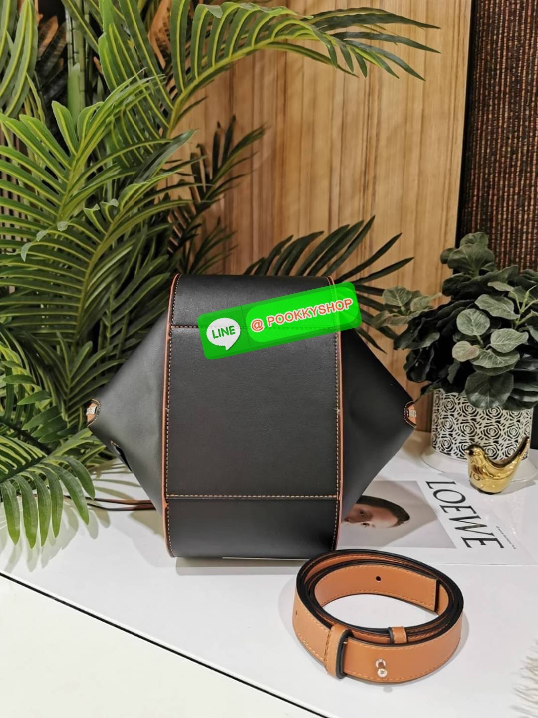 ✴️ห้ามพลาด!✴️LOEWE HANDLE & SHOULDER BAG VIP GIFT WITH PURCHASE (GWP) กระเป๋าถือหรือสะพายหนังแท้พรีเมี่ยมกิ๊ฟ Limited จาก LOEWE PERFUME DUTYFREE รุ่น Rare items สุดๆวัสดุหนังแท้ Calfskin หนังสวยดีไซน์มีเอกลักษณ์ ใบใหญ่กำลังดี น้ำหนักเบา ด้าน