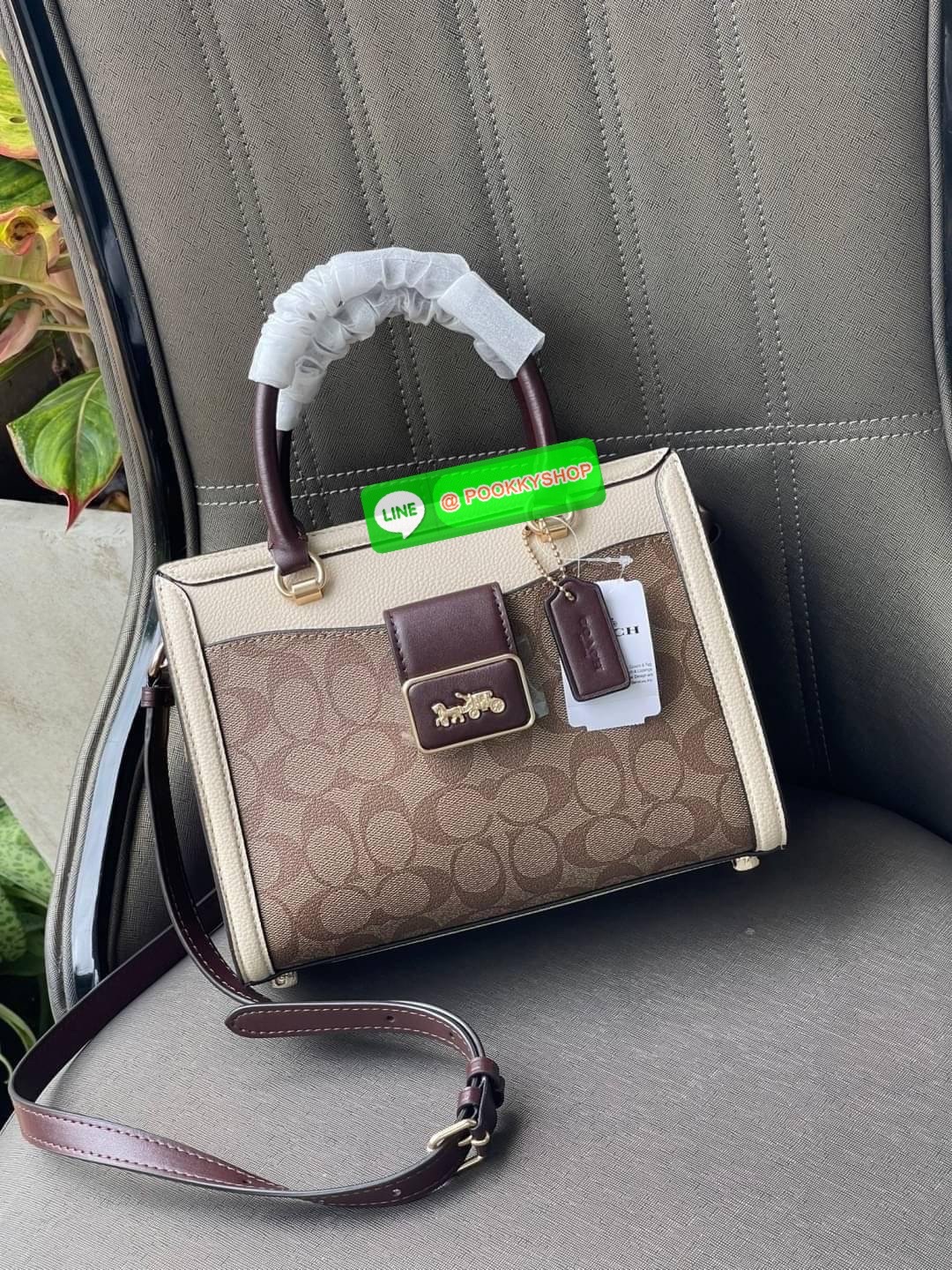 Coach Grace Carryall In Signature Canvas กระเป๋ารูปทรงสี่เหลี่ยมสุดคลาสสิก เป็นกระเป๋าอเนกประสงค์ที่สามารถใช้ได้แทบทุกโอกาส ไม่ว่าจะไปเรียน, ไปทำงาน, ไปเที่ยว หรือแม้แต่ไปชอปปิง ด้วยขนาดที่กำลังดี ไม่ใหญ่เทอะทะ แต่ก็ไม่เล็กจนเกินไป มาพร้อมหูหิ้วทั้งด้านบน