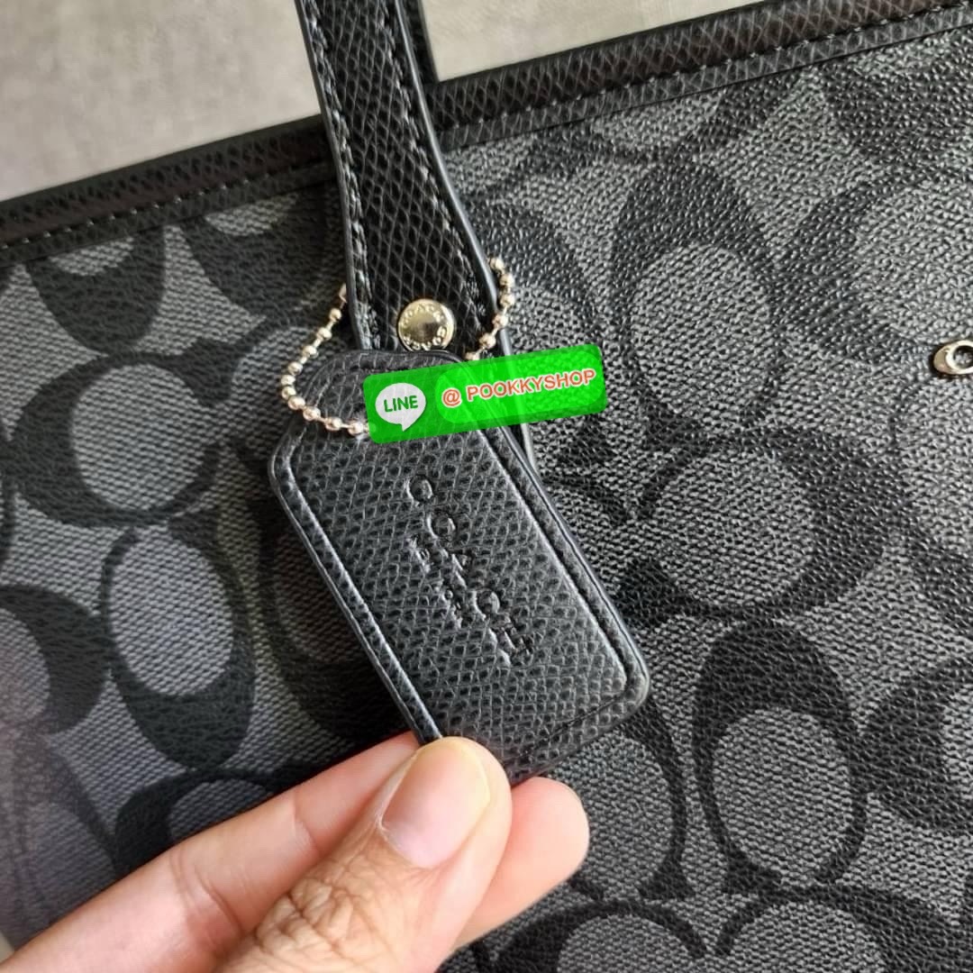 COACH CITY ZIP TOTE IN SIGNATURE COATED CANVAS (COACH F36876) กระเป๋าสะพายทรงช้อปปิ้ง ทรงสวย ทรงยอดนิยมใบใหญ่ยุของได้เยอะ หนังcanvas ลาย C Signature สายหนังแท้ สะพายขึ้นไหล่ได้สวย ใบใหญ่ ใช้งานง่าย มีซิปปิดด้านบน มีผ้าบุด้านใน มีช่องซิป