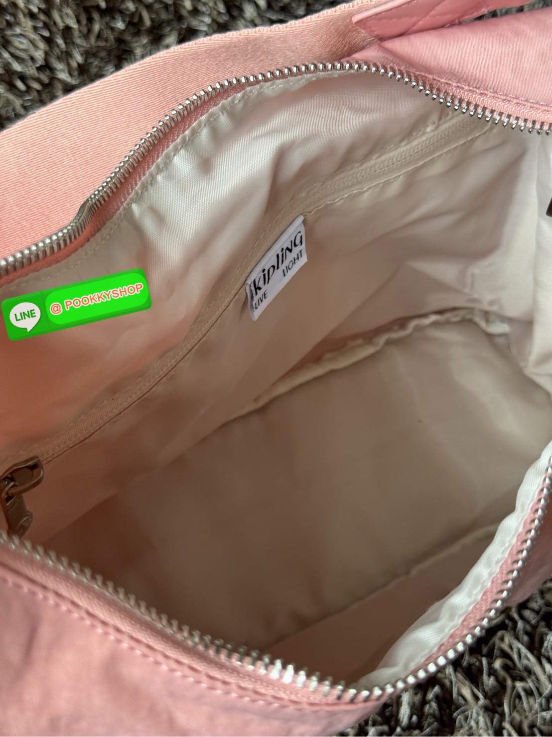 Kipling Syro Shoulder bag กระเป๋าในสไตล์มินิมอล แต่สามารถใส่สิ่งของได้ครบครัน มีทั้งช่องซิปภายในและนอก น้ำหนักเบา มีสายสะพายครอสบอดี้ได้