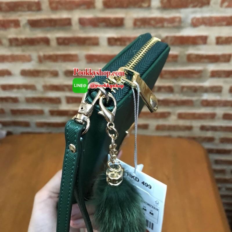 ZARA SAFFIANO BAG กระเป๋าสตางค์ทรงยาว รุ่นฮิต สวยเว่อร์ หนังsaffiano เปิดปิดด้วยซิปรอบ อะไหล่ทองสุดหรู มีพู่ฟรุ้งฟริ้งและสายคล้องมือ พร้อมด้วยถุงผ้าจากช็อป ภายในมีช่องซิปตรงกลางและช่องเสียบบัตร คล้องมือถือเป็นคลัชท์ก็งามคะ Don't missคร้า