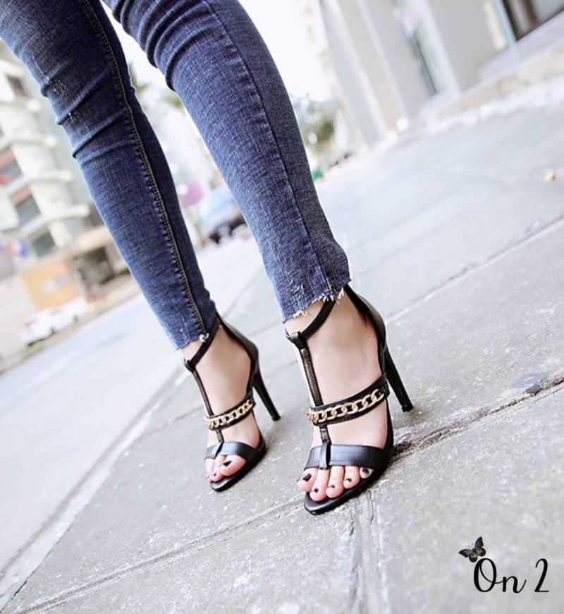 GIVENCHY SHOES Style Givenchy ส้นสูงดีไซน์เรียบหรู ดูคลาสสิค ซิปหลัง เพิ่มดีเทลโซ่ทอง Sexy สูง4” กำลังดี ใส่แล้วดูโปร่งสูงเท้าเรียบสวย ใส่ออกงานได้เลยค่ะ หรือจะใส่กับยีนส์ก้อลงตัว เท่ห์ๆ ห้ามพลาดนะคะ ฟ