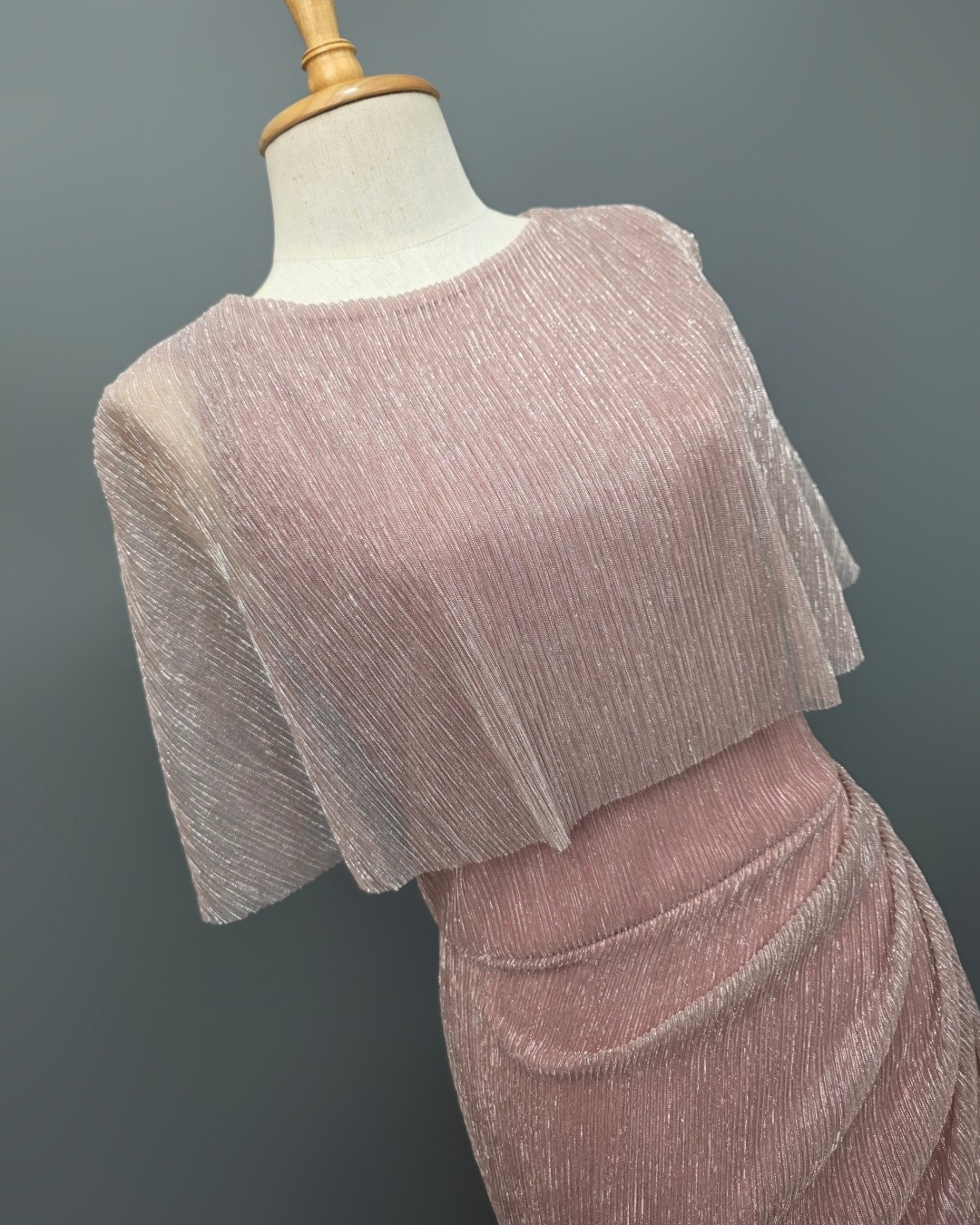 เดรสแฟชั่น เดรสเสื้อคอกลมแขนกุด ดีเทลเป็นเสื้อคลุมไหล่ในตัว กระโปรงทรงสอบจับเดรป