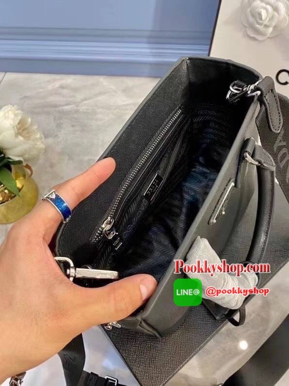 Prada กระเป๋าถือหรือสะพายอเนกประสงค์ วัสดุหนังสวยอยู่ทรงขนาดกำลังดีน้ำหนักเบา ดีไซน์สวยเก๋ที่หูหิ้วกระเป๋า โลโก้แบรนด์อะไหล่หรู หูจับแข็งแรงพับลงได้สะดวกใช้หัวซิปแบรนด์ ภายในมีโลโก้ ช่องซิป ช่องใส่มือถือ สามารถใส่กระเป๋าสตางค์ใบยาว ipad mini ของใช้จุกจิกไ