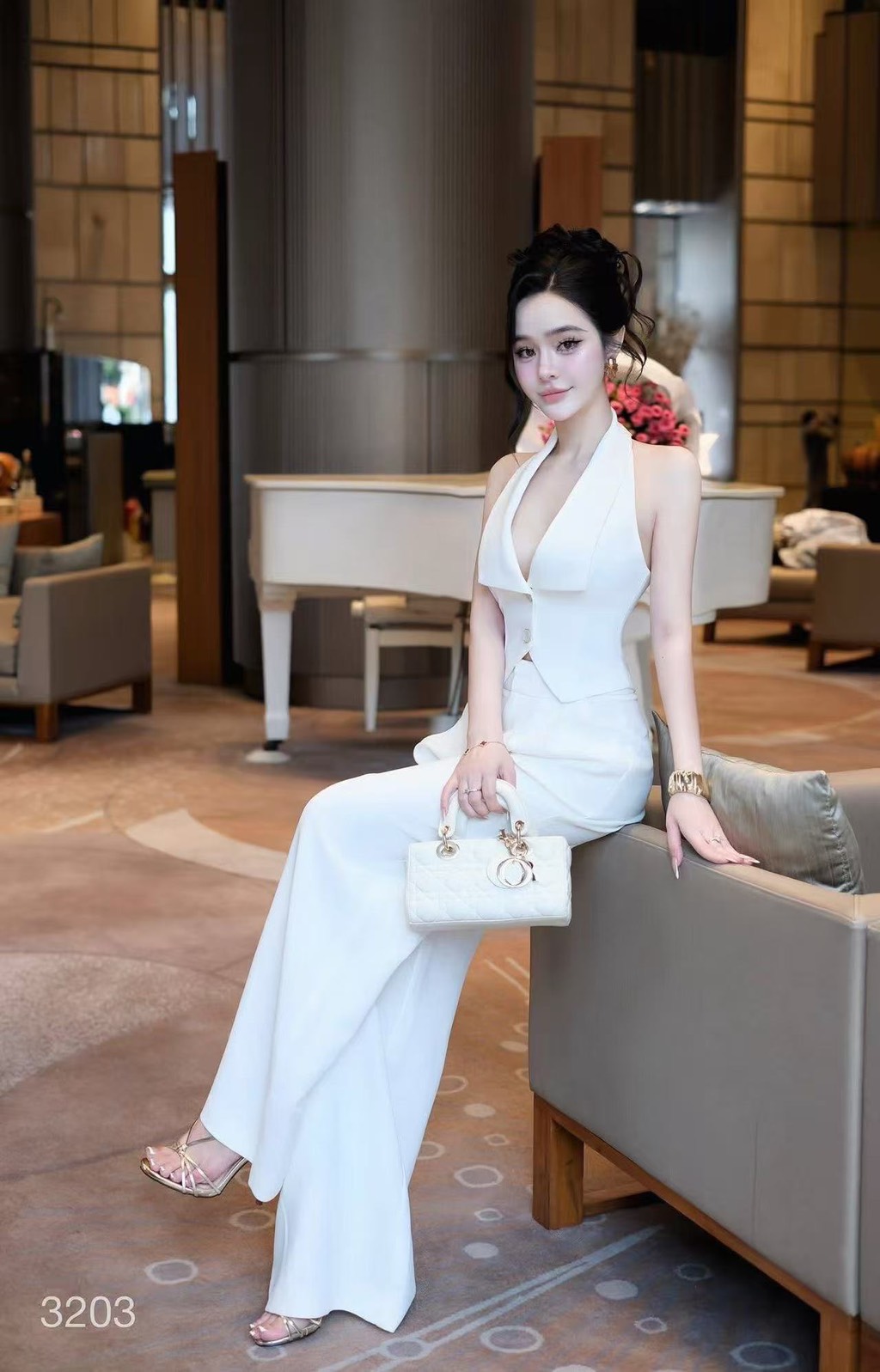 ชุดเซทแฟชั่น Set 2 ชิ้นสีขาวทั้งชุด ตัวเสื้อคล้องคอ ทรงเข้ารูปมีกระดุมหน้าใช้งานได้จริง