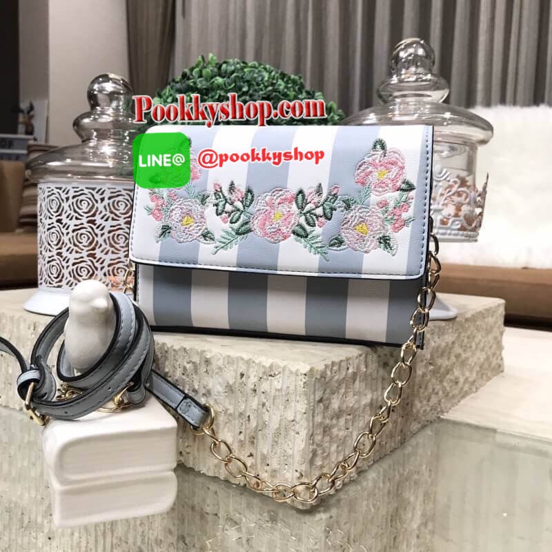 Don't Miss! ALDO Flower Crossbody Bag กระเป๋าสะพาย ALDO แบรนด์ดังจากแคนนาดา ดีไซน์สุดชิคปักลายดอกไม้สไตล์วินเทจหนังลายทางสพาสเทลอยู่ทรงกันน้ำ เปิดปิดด้วยกระดุมแม่เหล็ก ภายในมีโลโก้ ช่องซิป ช่องใส่มือถือ ใส่iphone+ได้ น้ำหนักเบา เป็นอีกหนึ่งรุ่นแนะนำค