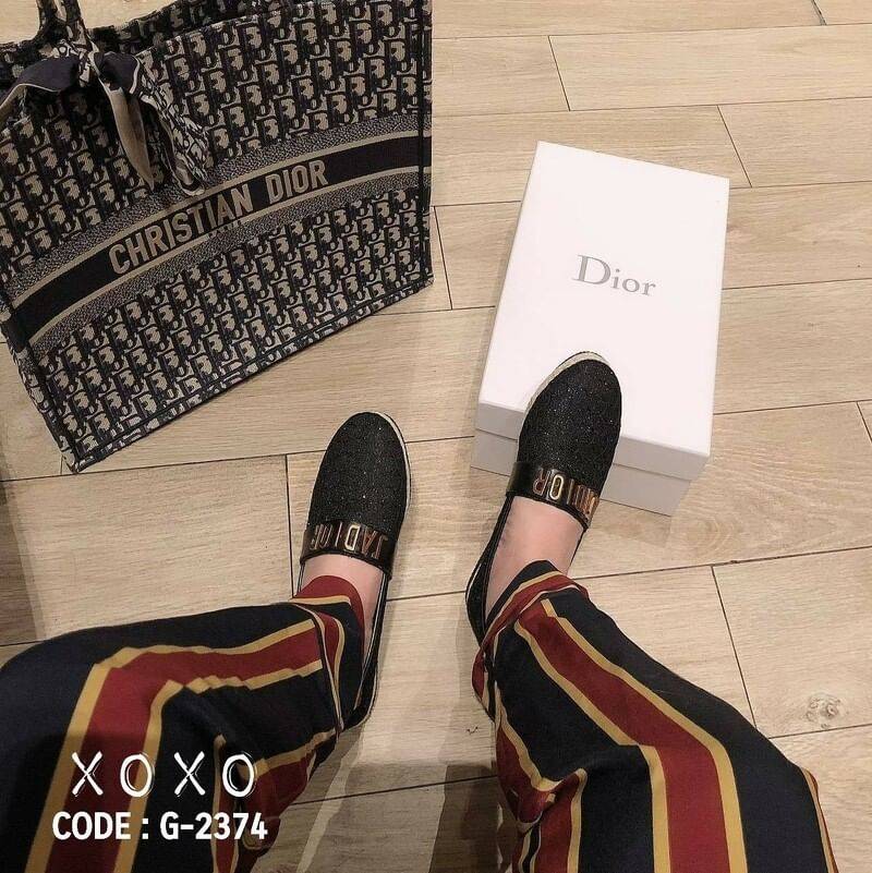 สินค้าพร้อมส่ง พื้นตีแบรนด์ : Dior กล่องน้ำตาลเรียบ ไม่มีอปก. คัชชูผ้าลูกไม้นุ่ม ใส่สบาย งานแบรนด์ ด้านหน้า กว้าง คาดอะไหล่สีทอง หนา อย่างดี สวย หรู