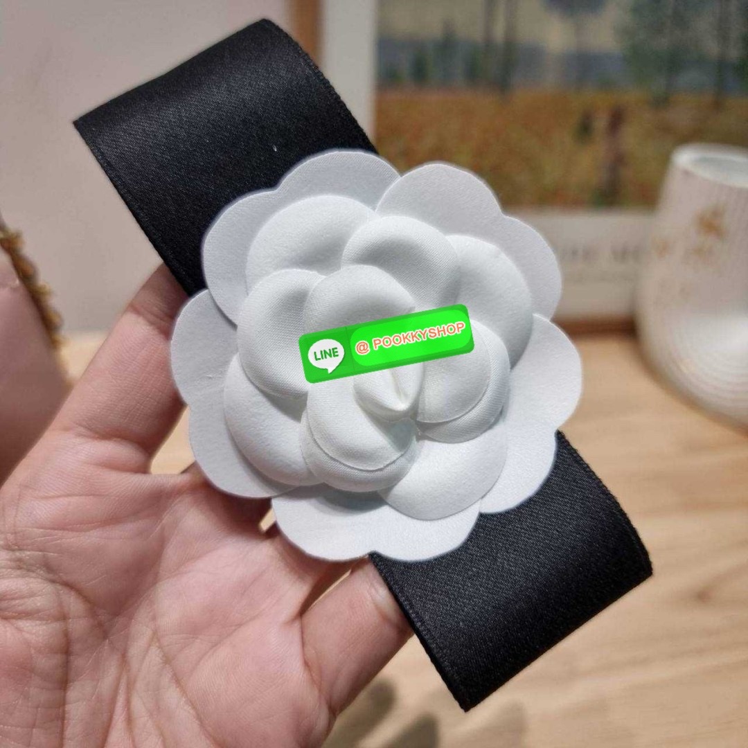 Chanel 22 mini bag 🔆 Details เกินต้านที่สุดกับไอเท็มนี้ ที่สาวๆหรือใครๆก็ต้องมีแล้ว!! มาในไซส์มินิ น่ารักจริงจัง!! แค่เห็นก็หลงรัก กับกระเป๋าสะพาย ดีไซน์เรียบแต่มีความหรูแอบซ่อนอยู่ ด้วยความโดดเด่นจากสายสะพายโซ่สีทอง และเหรียญโลโก้ เพิ่มความแพงไปอ