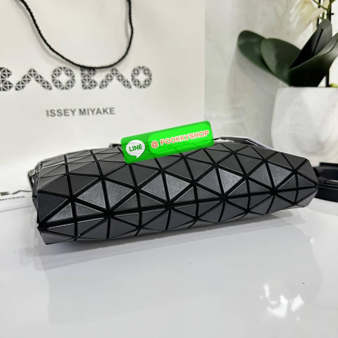 Bao Bao issey Miyake Tonneau Small Matte Bao Bao Issey Miyake รุ่น TONNEAU (ทอนโนะ) กระเป๋าทรง Boston Bag ที่โดดเด่นด้วยลายแพทเทิร์น 3 เหลี่ยมด้านเท่าเรียงต่อกัน ทำให้กระเป๋าใบนี้มีความโดดเด่นทั้งในเรื่องของดีไซน์ที่ทันสมัย และการใช้งานที่ครบทุกฟังก์ชั่น
