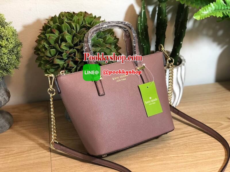 Kate Spade Cedar Street Mini Harmony Crossbody Small Handbag กระเป๋าสะพายใบเล็กสุดน่ารัก วัสดุหนัง Saffiano สวยหรูอยู่ทรงสไตล์ น่ารักไม่ซ้ำใคร ด้านหน้าประดับโลโก้สีทองสวย ภายในมีช่องซิปและช่องเล็ก สามารถใส่ ipad mini กระเป๋าสตางค์ใบยาวของใช้ได้จุกจิกได้เย