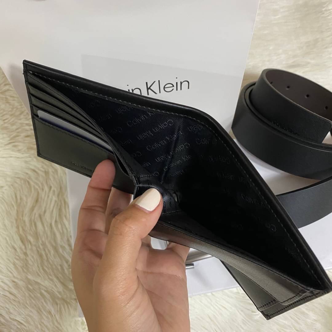 Calvin Klein Leather Belt & Wallet Set Setกระเป๋าสตางค์+เข็มขัด กระเป๋าสตางค์ด้านหน้าตกแต่งด้วยโลหะโลโก้แบรนด์ มีช่องใส่บัตร ช่องใส่ธนบัตร 2 ช่อง เข็มขัดหนังแท้ปั๊มแบรนด์ สามารถสลับใช้ได้ทั้ง 2 ด้าน เข็มขัดปรับระดับได้ 5 ระดับ มาพร้อมที่เจาะรูจ้า