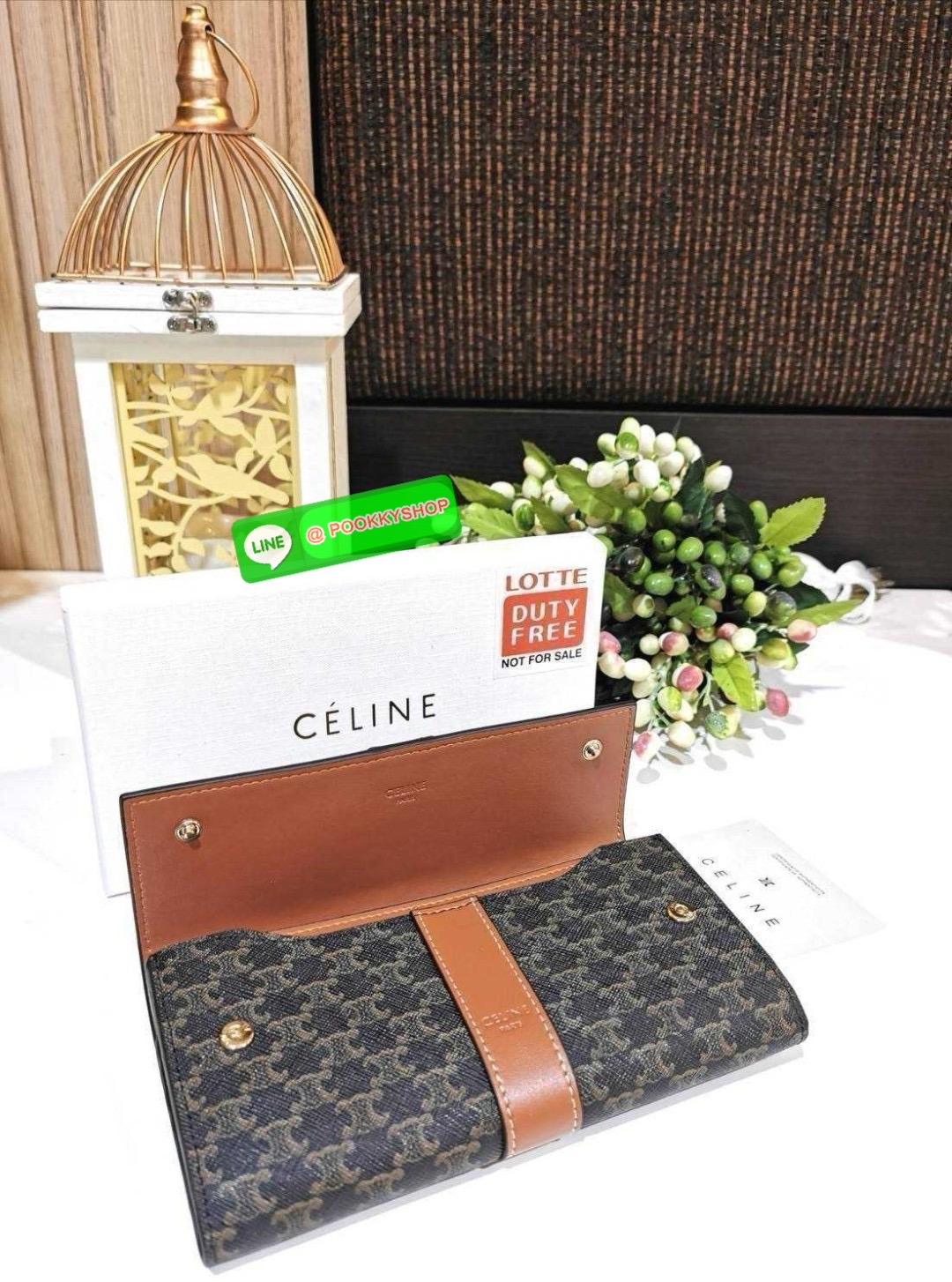 ✴️มาแล้วนะคะ! Don't Miss!✴️CELINE LONG WALLET BAG VIP GIFT WITH PURCHASE-GWP กระเป๋าพรีเมี่ยมกิ๊ฟ Limited จาก CELINE HAUTE PARFUME DUTYFREE COUNTER วัสดุ Triomphe Canvas หนังสวยอยู่ทรงปั้มโลโก้ด้านหน้าเปิดปิดฝาปิดกระดุม ภายในมีช่องใส่บั