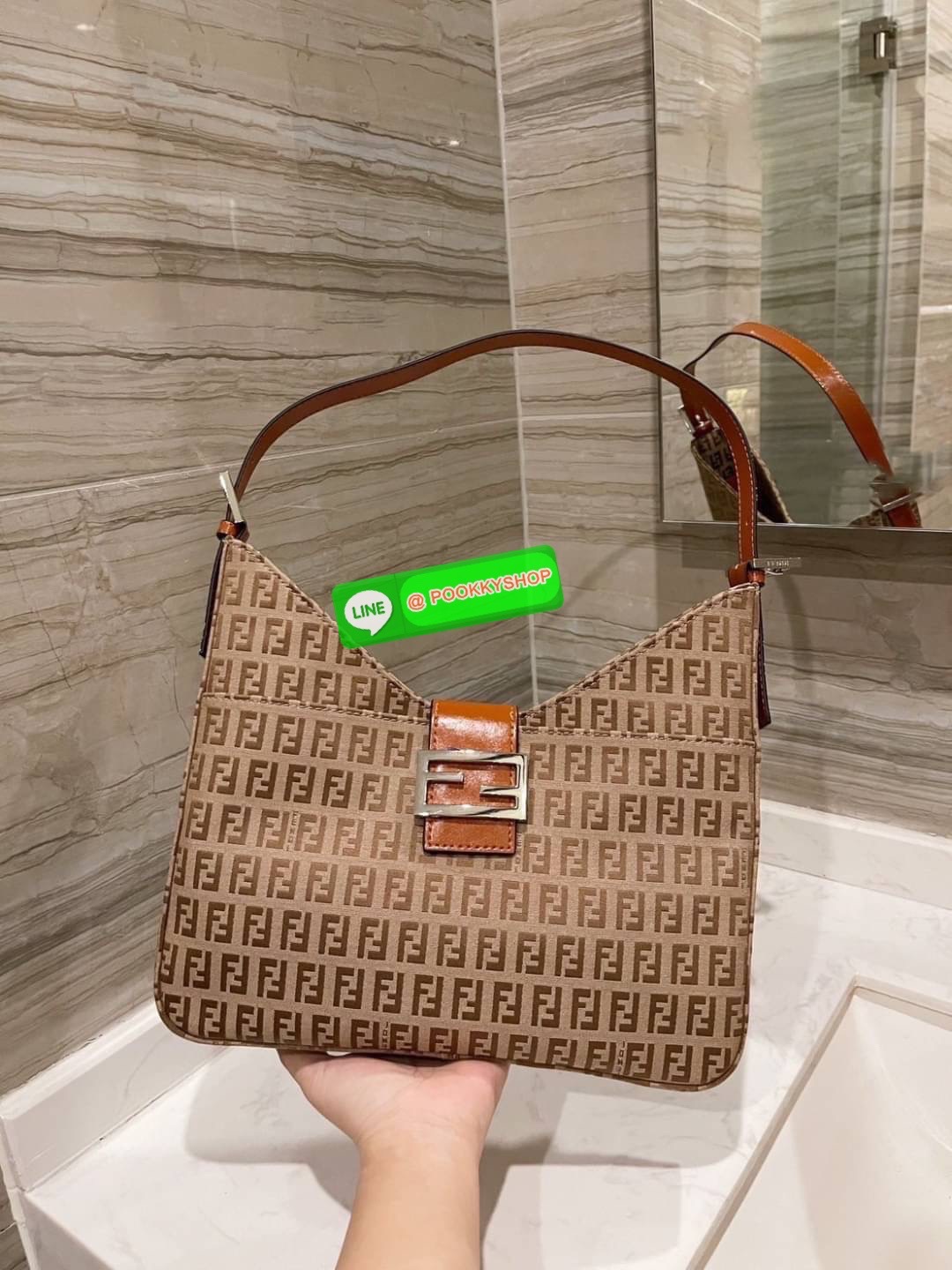 Fendi Women's Brown Zucca Canvas Shoulder Bag กระเป๋าสะพายข้างใหม่ล่าสุดดีไซน์ลวดลายรอบใบ มี texture โดดเด่นน่าใช้ ดูหรูและคลาสสิคในตัว วัสดุผ้าแคนวาสทนทาน ภายในเป็นช่องโล่ง ใส่โทรศัพท์กระเป๋าสตางค์ใบยาวได้สบายๆ ครบเซ็ทพร้อมเสิร์ฟความสวยให้ถึงบ้านจ้า