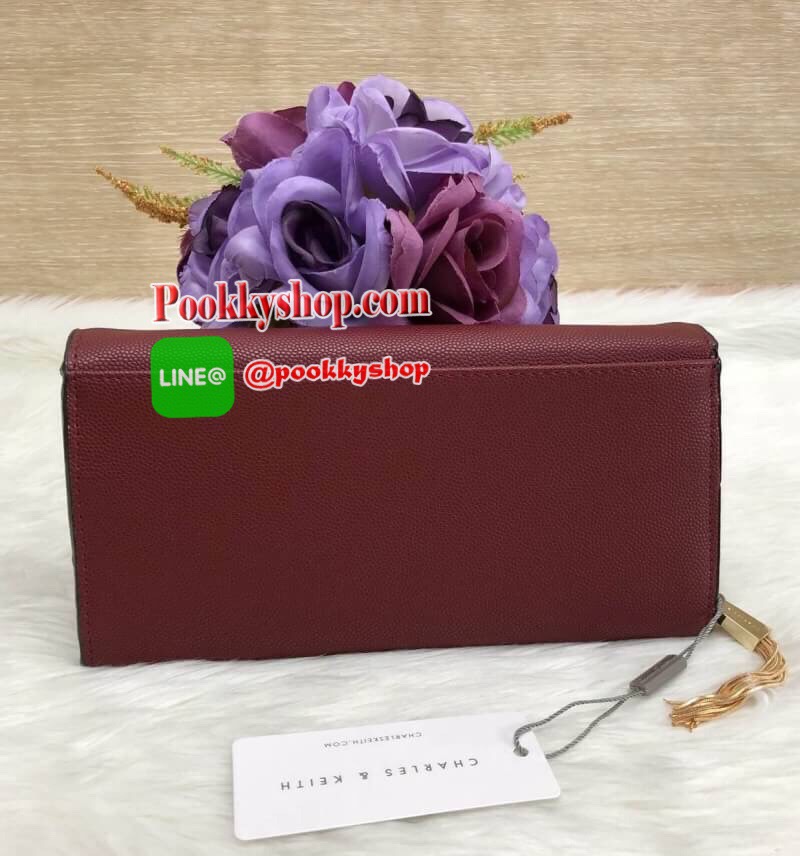 New arrival CHARLES & KEITH TASSEL DETAIL LONG WALLET BAG พร้อมส่งอีกครั้ง พร้อมเฉดสีใหม่ปี 2018ค่ะ!!! หระเป๋าสตางค์ใบยาวแบบฝาพับแม่เหล้ก ลายหนังคาร์เวีย สวย เรียบหรู ดูดี มากๆค่ะ ภายในกระเป๋าแบ่งเป็นช่องซิปยาวตอนหน้า ที่ตัวซิปเป็นอะไหล่พู่ห้อยลงมา เก๋มาก