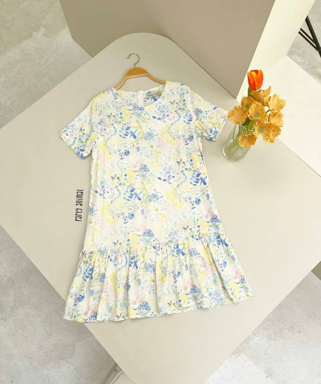 รอบนี้เป็นลายดอกไม้สีน่ารักมากค้าา เดรสคอกลมทรงแขนสั้นต่อชายระบาย ทรงน่ารักใส่ได้บ่อยๆค่ะ ผ้า cotton เนื้อนุ่มใส่สบายค่ะ มีซับในตัวให้ด้วย ซิปหลัง มีกระเป๋าล้วงด้านข้าง มาพร้อมสายผูกเอวค้า