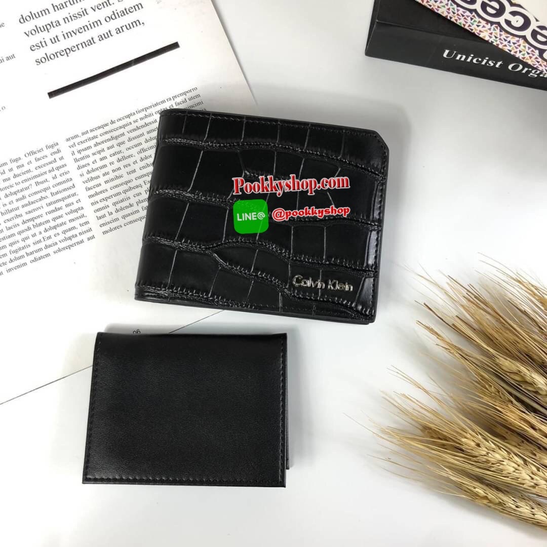Calvin Klein Short Wallet กระเป๋าสตางค์ใบสั้น มาพร้อมกระเป๋าใส่บัตรใบเล็กอีก 1 ใบ จะมอบเป็นของขวัญหรือใช้เองก็แนะนำค่ะ