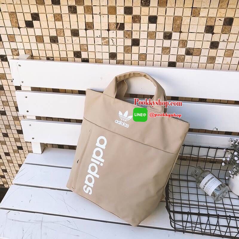 Adidas Handbag & Backpack กระเป๋าเป้ใช้ได้ทั้งชายหญิง ขนาดกำลังดี น้ำหนักเบา ด้านหน้าสกรีนโลโก้แบรนด์ เปิดปิดด้วยซิปสะดวกใช้ หูจับถนัดมือ สายสะพายยาวเลื่อนปรับได้ตามต้องการด้านหน้ามีช่องซิปเก็บของหยิบใช้ง่าย ภายในมีช่องซิปแยกเก็บของ ช่องหลักสามารถใส่ Note