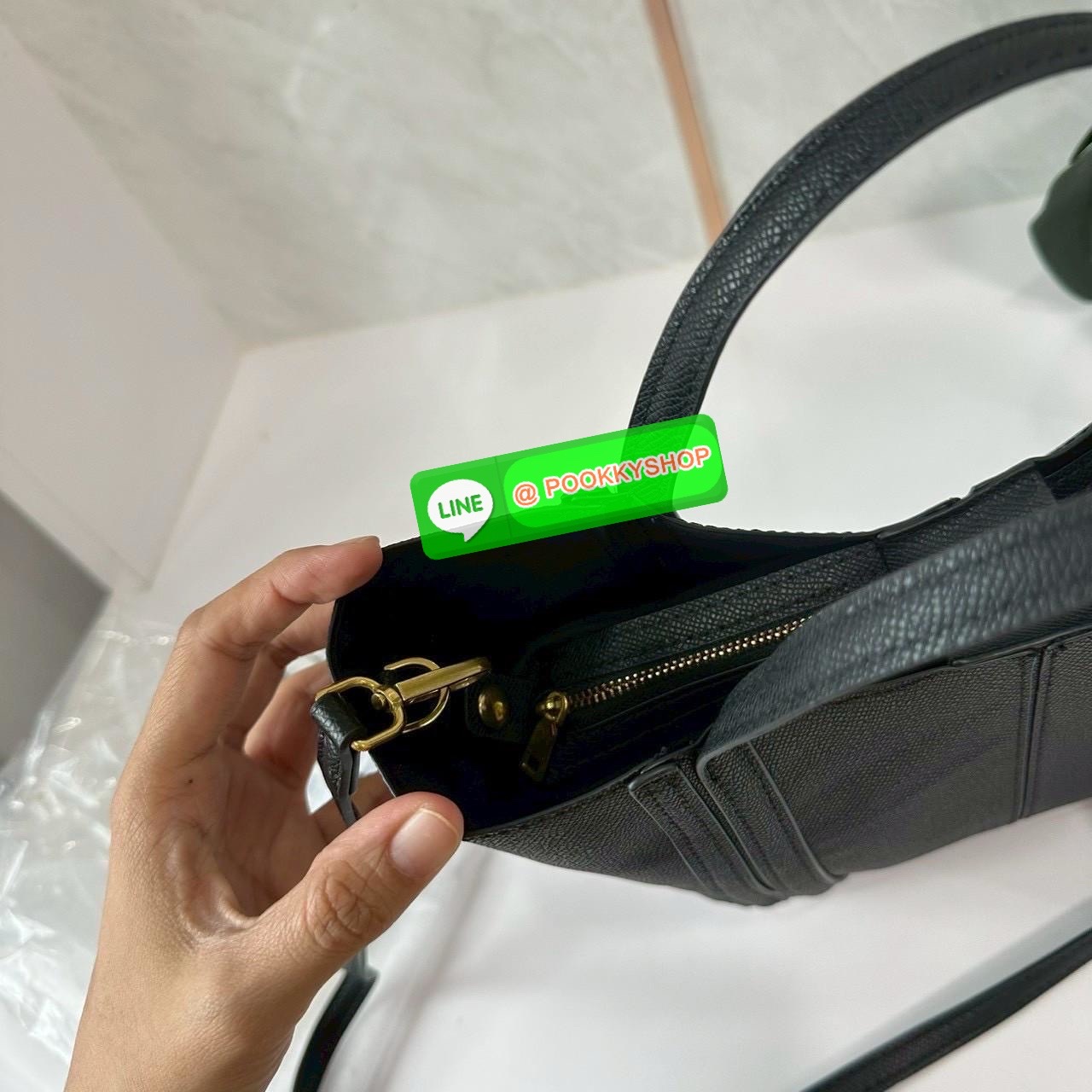 ZARA MINI CITY BAG WITH TOPSTITCHING กระเป๋าถือ /สะพายข้างยกระดับลุคของคุณด้วยกระเป๋ามินิซิตี้ดีไซน์โมเดิร์น โดดเด่นให้กับทุกสไตล์การแต่งตัว