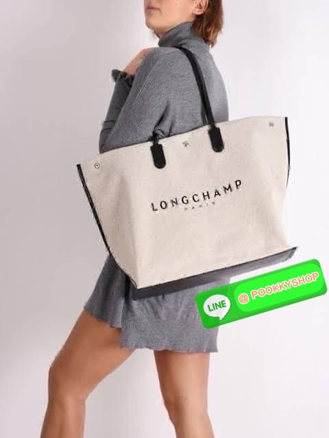 LONGCHAMP ESSENTIAL TOILE SHOULDER BAG L ECRU กระเป๋าสะพายไหล่ ใบใหญ่ สาวสายแบกไม่ควรพลาด ใส่เอกสาร แล็บท๊อป แฟ้มงานหรืออื่นๆใบเดียวจบคะ กระเป๋ามีความยืดหยุ่นและน้ำหนักเบา ปิดด้วยระบบสแน็ปอิน Longchamp ได้ปรับปรุงไลน์ผลิตภัณฑ์ ROSEAU อันเป็นสัญลักษณ์ใหม่ท